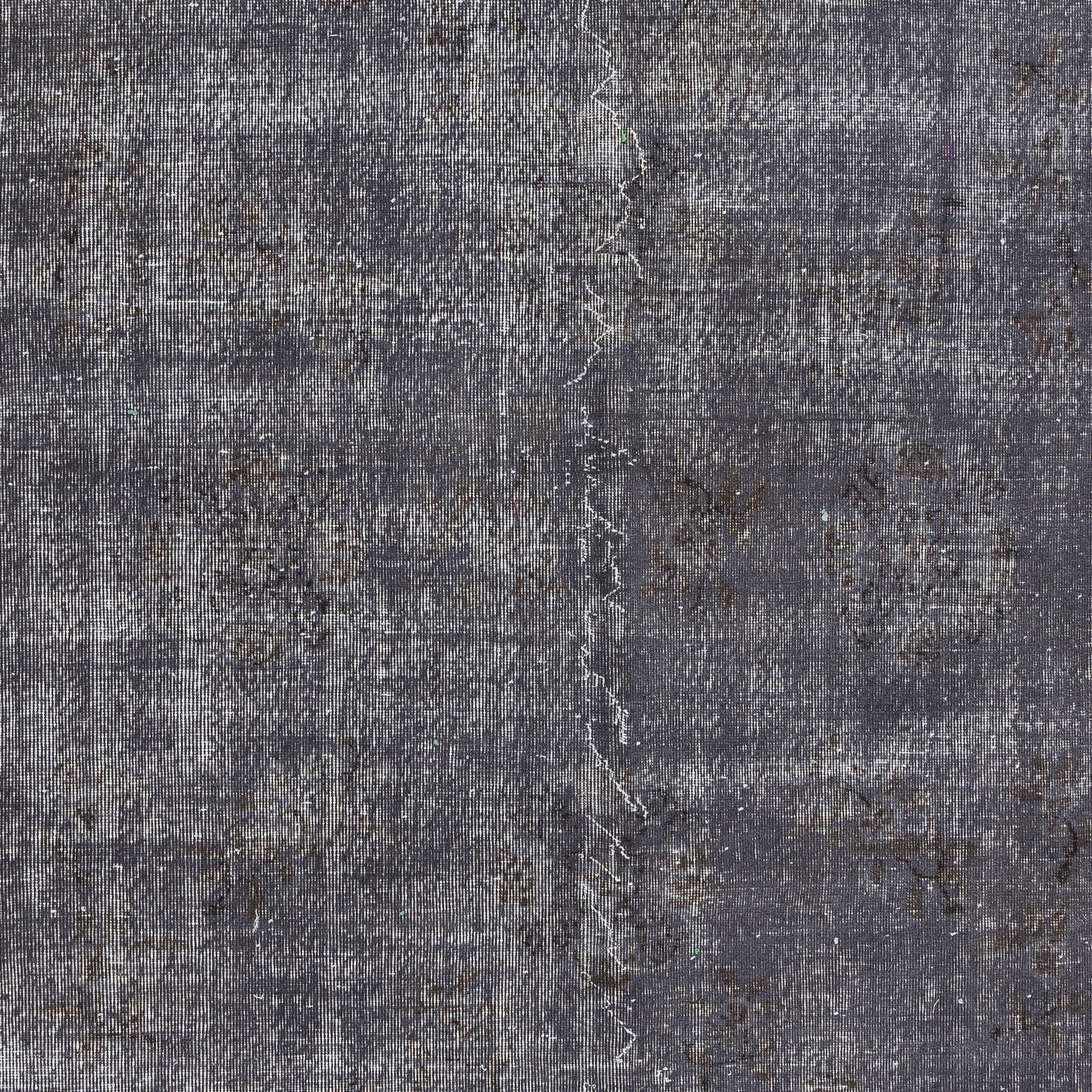 Nuestras alfombras sobreteñidas son todas piezas vintage anudadas a mano que se recrean en nuestro taller para atender a una gama más amplia de opciones de interiorismo, desde moderno a costero, desde industrial a rústico/cottage. Estas alfombras de
