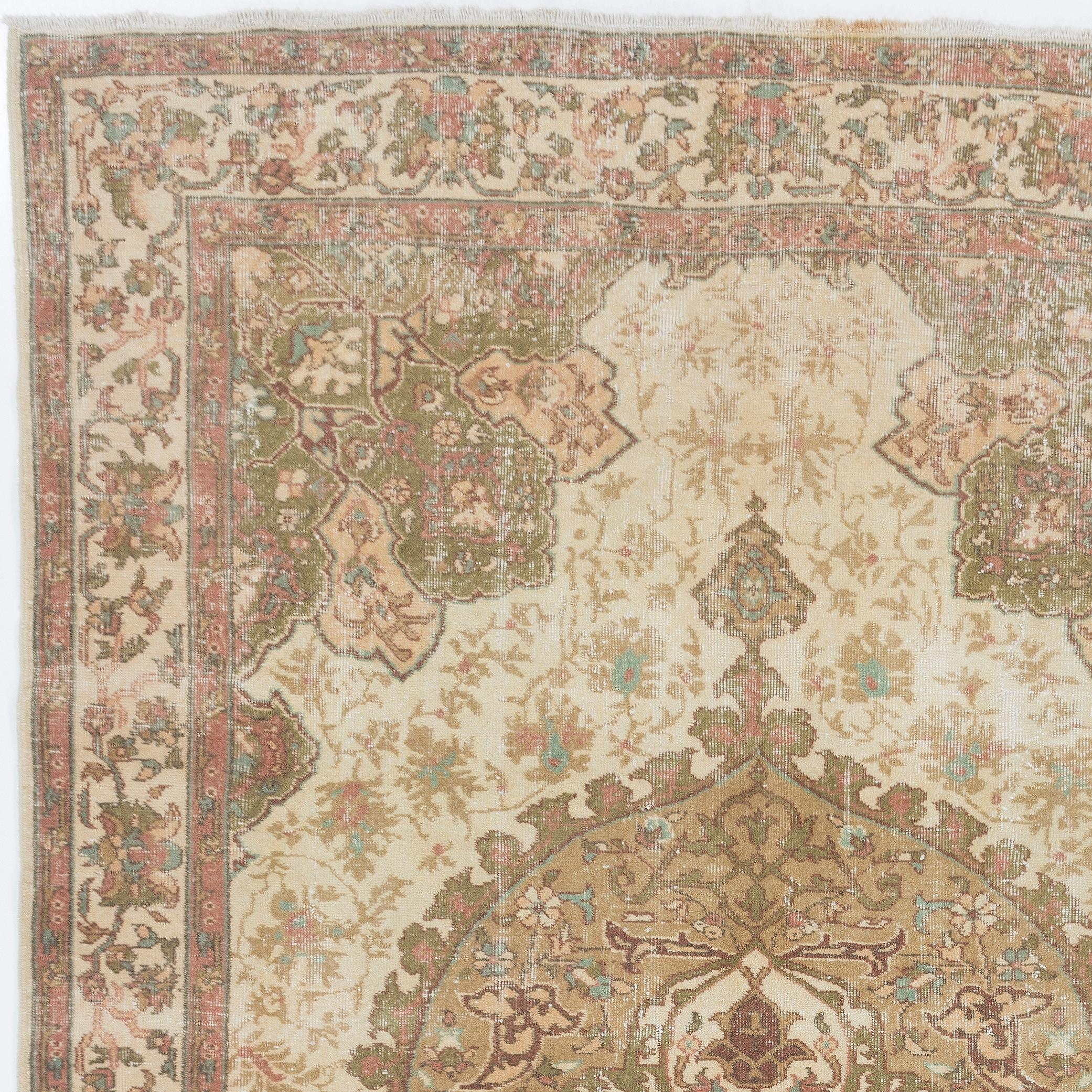 Ein fein handgeknüpfter türkischer Teppich aus den 1960er Jahren mit einem eleganten Medaillonmuster.
Der Teppich hat einen gleichmäßigen, niedrigen Wollflor auf Baumwollbasis. Es ist schwer und liegt flach auf dem Boden, in sehr gutem Zustand ohne