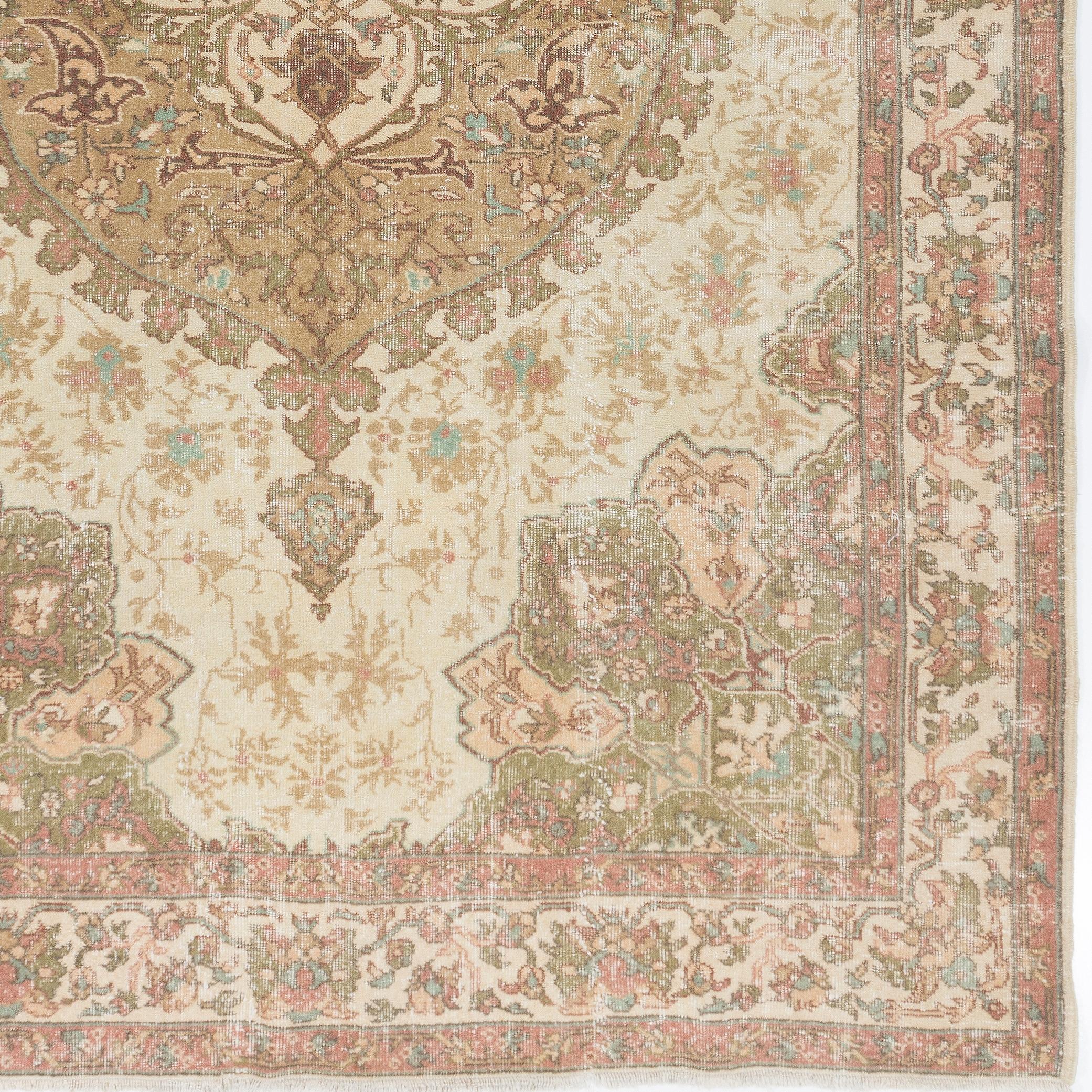 7x10.7 Ft Anatolischer Vintage-Teppich mit Medaillon-Design. Handgefertigter Teppich in Beige (Türkisch) im Angebot