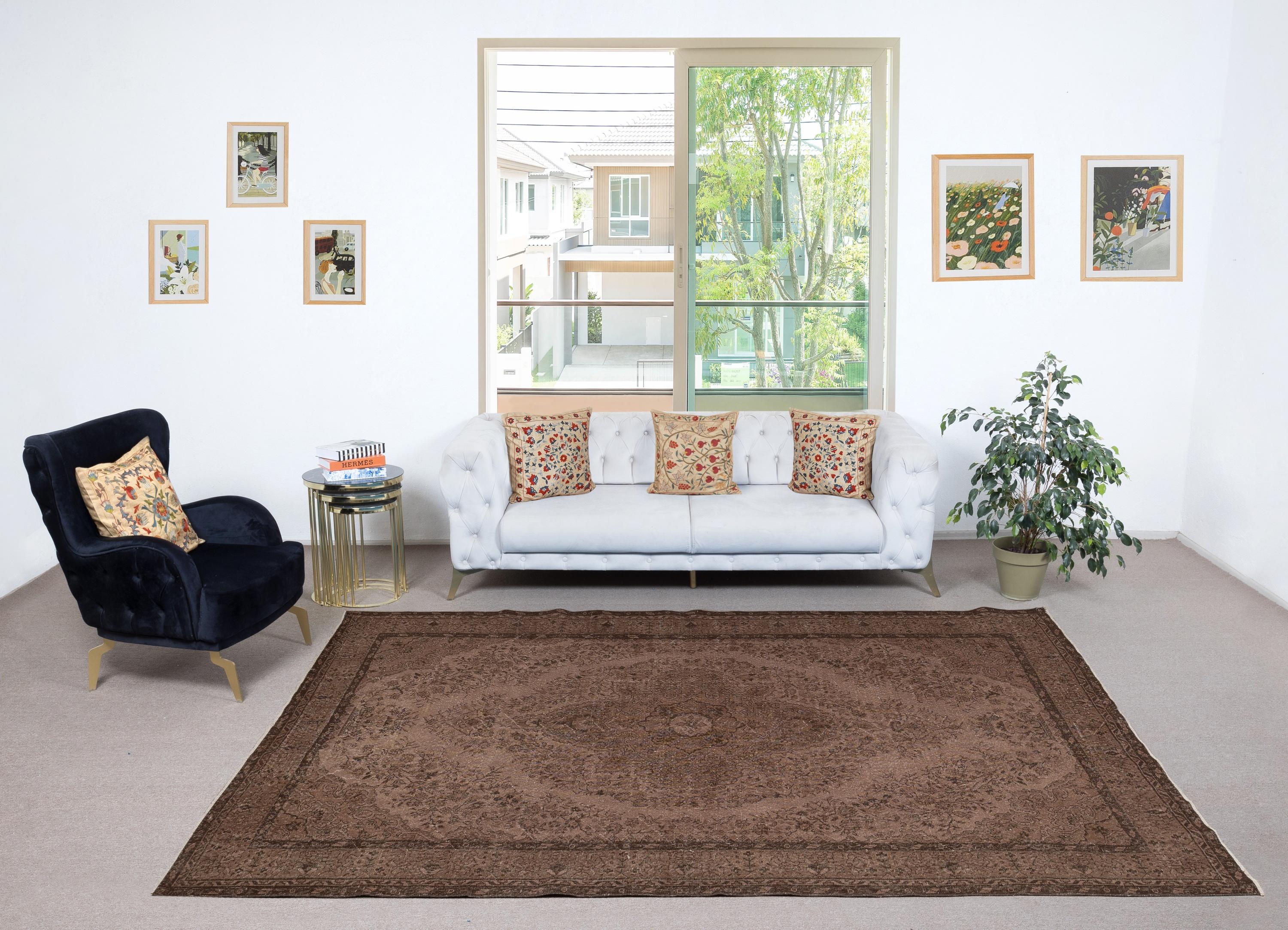 Unsere gefärbten Teppiche sind allesamt handgeknüpfte türkische Vintage-Teppiche, die in unserer Werkstatt sorgfältig restauriert und neu gestaltet wurden, damit sie zu einer breiten Palette von Einrichtungsstilen passen - von modern und