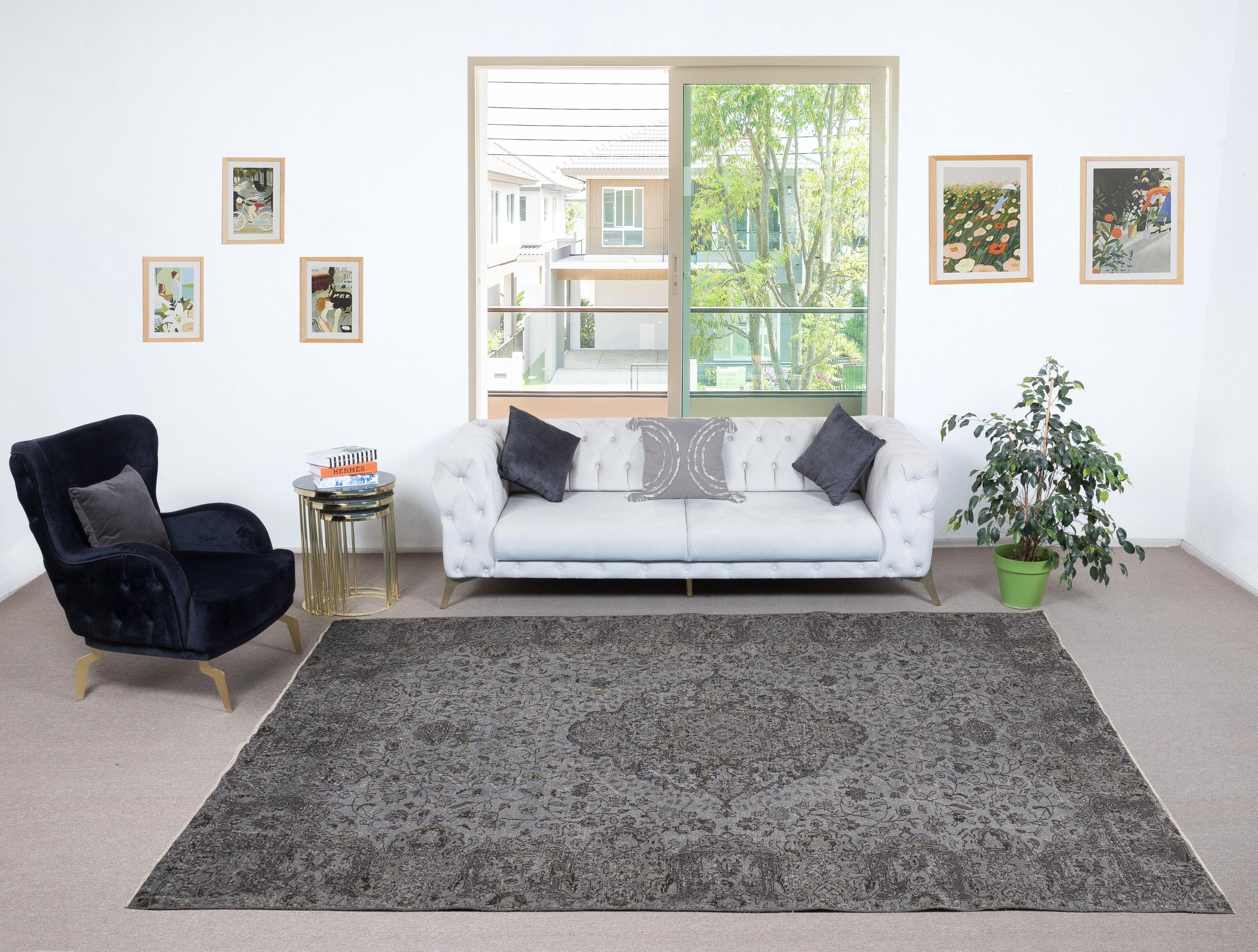 Unsere gefärbten Teppiche sind allesamt handgeknüpfte türkische Vintage-Teppiche, die in unserer Werkstatt sorgfältig restauriert und neu gestaltet wurden, damit sie zu einer breiten Palette von Einrichtungsstilen passen - von modern und