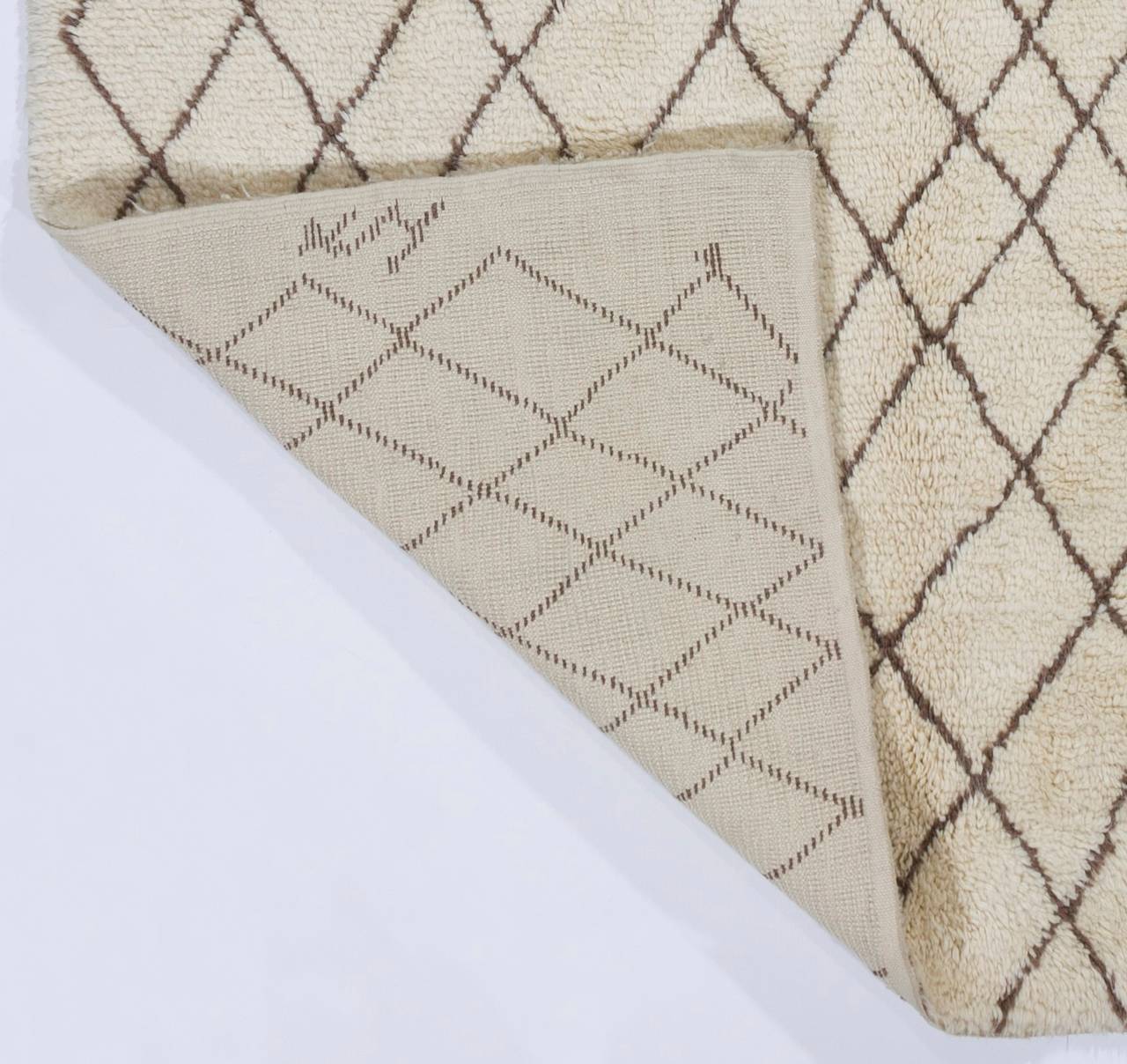 Marocchino Tappeto moderno in lana marocchina 7x10.8 ft con design a diamante, opzioni personalizzate disponibili. in vendita