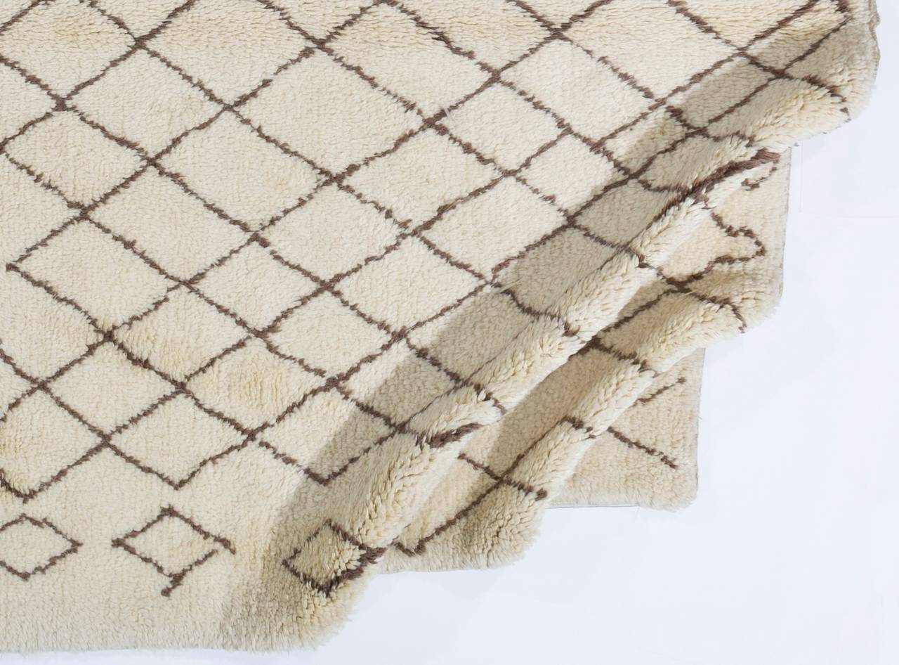 Annodato a mano Tappeto moderno in lana marocchina 7x10.8 ft con design a diamante, opzioni personalizzate disponibili. in vendita