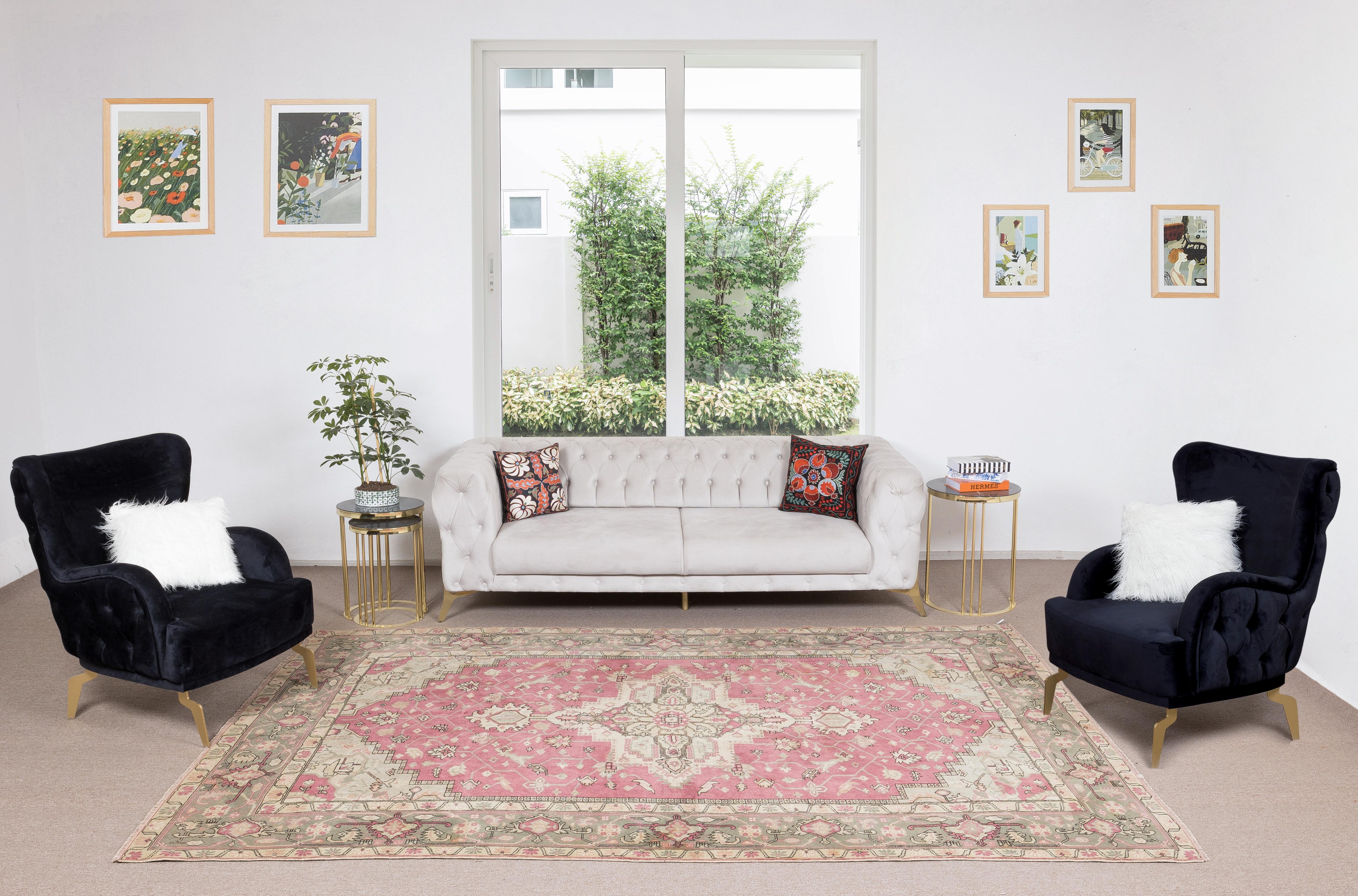 Ein handgeknüpfter zeitgenössischer türkischer Teppich.

Dieser moderne Teppich hat einen gleichmäßigen, mittelhohen Wollflor auf Wollbasis.

Es wird aus erstklassigen handgesponnenen Schafen und natürlichen Farbstoffen hergestellt, d.h. aus
