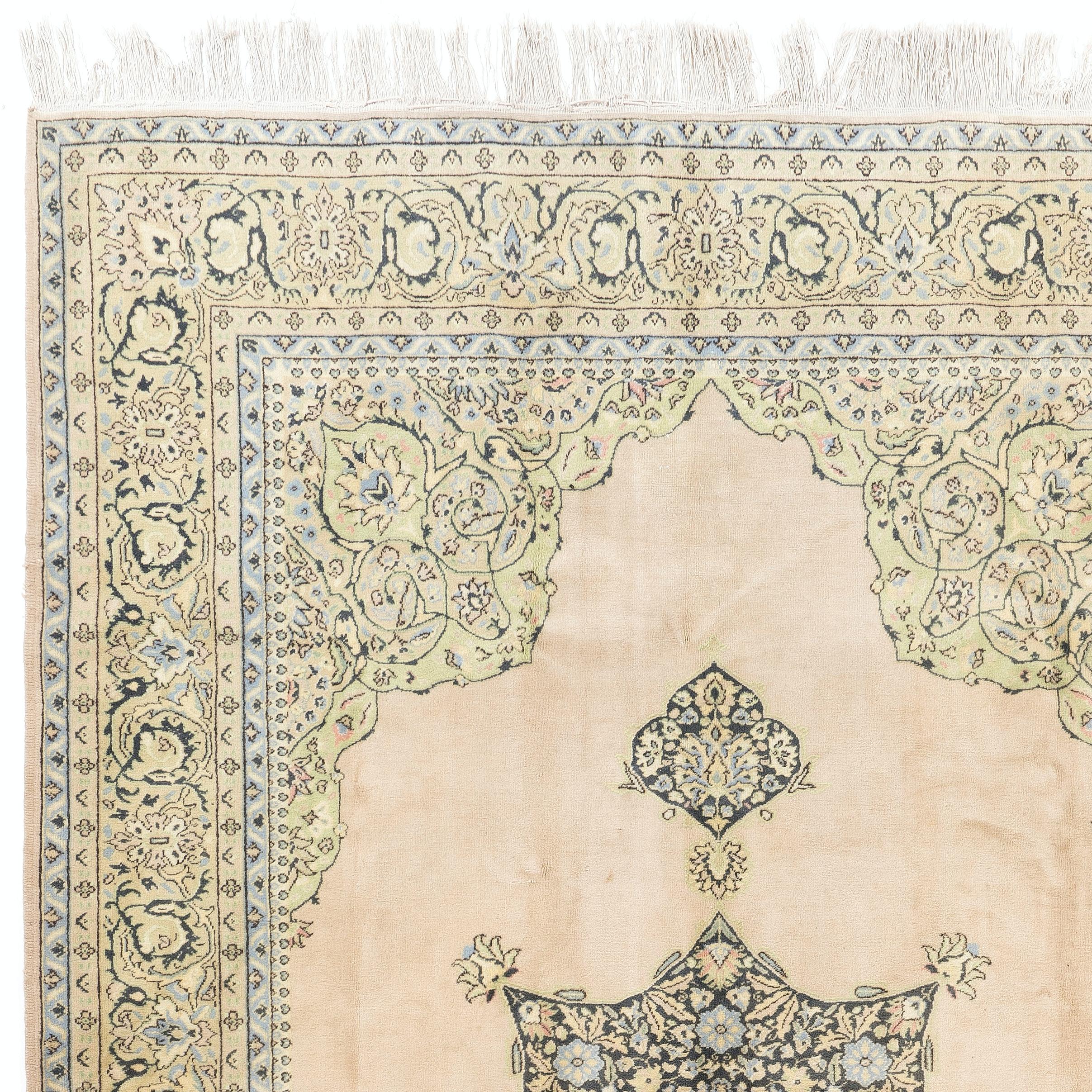 Un tappeto in lana finemente annodato a mano proveniente da Ladik, un rinomato centro di produzione di tappeti della Turchia centrale. Questo elegante tappeto Ladik presenta un medaglione a goccia ben disegnato al centro, un campo vuoto in un beige