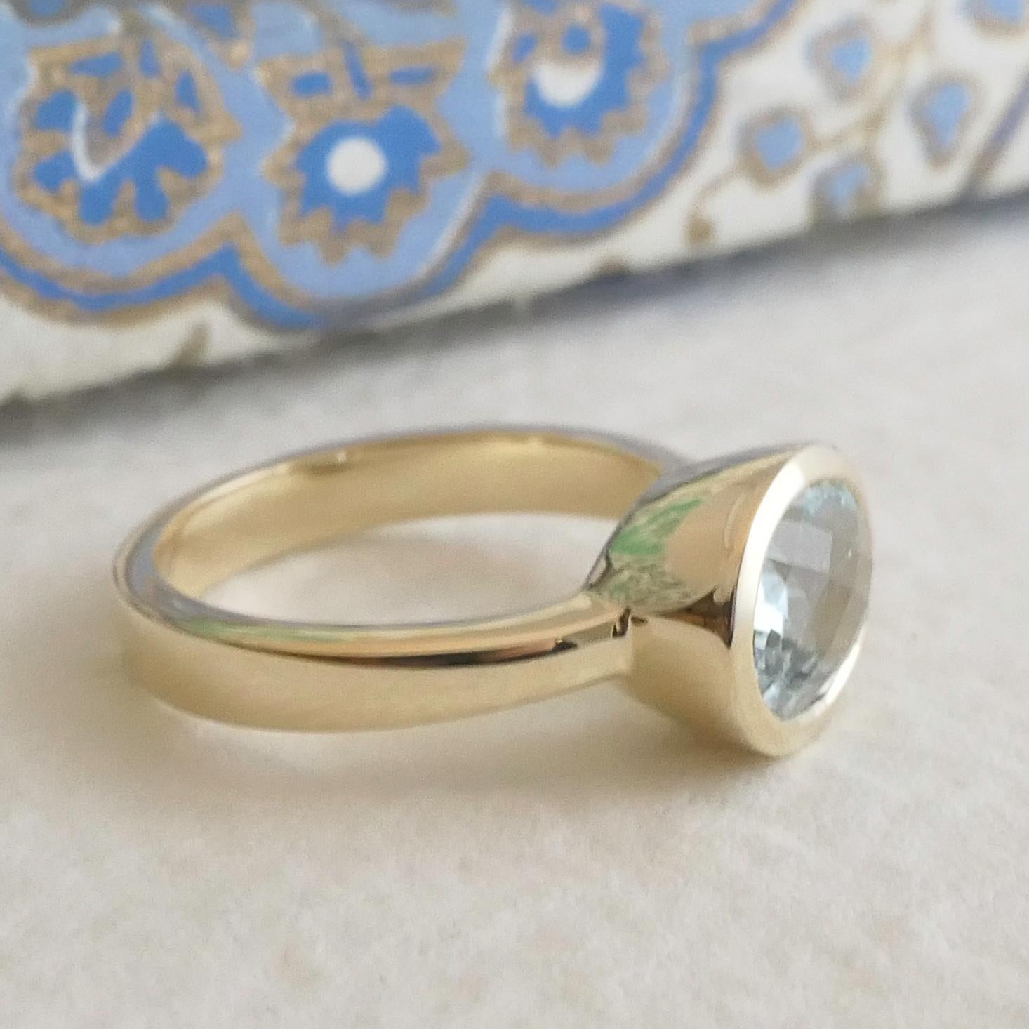 Taille ovale Bague aigue-marine ovale facettée de 7 x 10 mm en or jaune 14 carats, taille 7 en vente