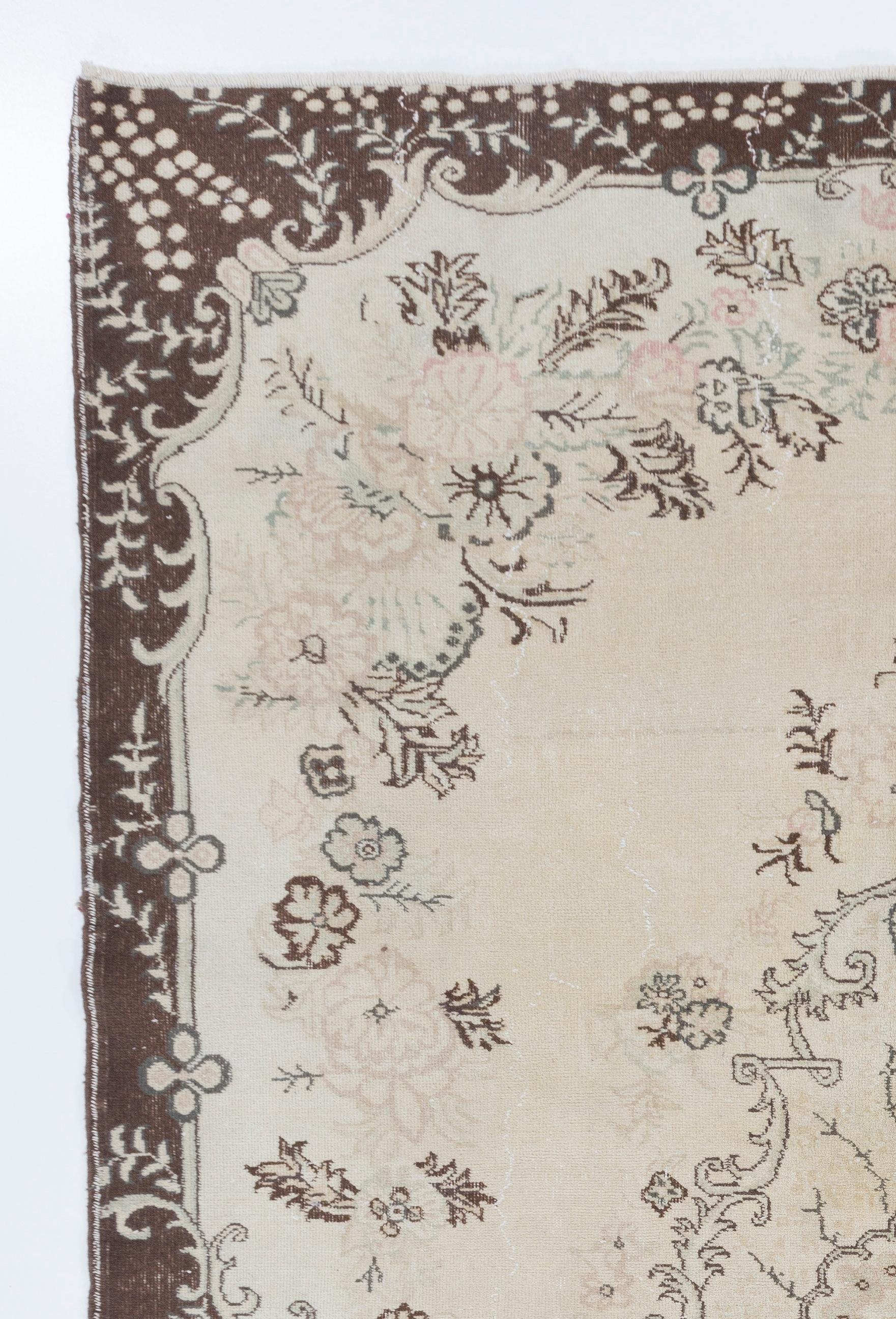 Ein feiner handgeknüpfter türkischer Teppich aus den 1960er Jahren mit einem beliebten europäischen Gartenmuster mit Blumen, Zweigen, Blüten, Zwickeln und Ornamenten.
Der Teppich hat einen gleichmäßig niedrigen Wollflor auf Baumwollbasis. Es ist
