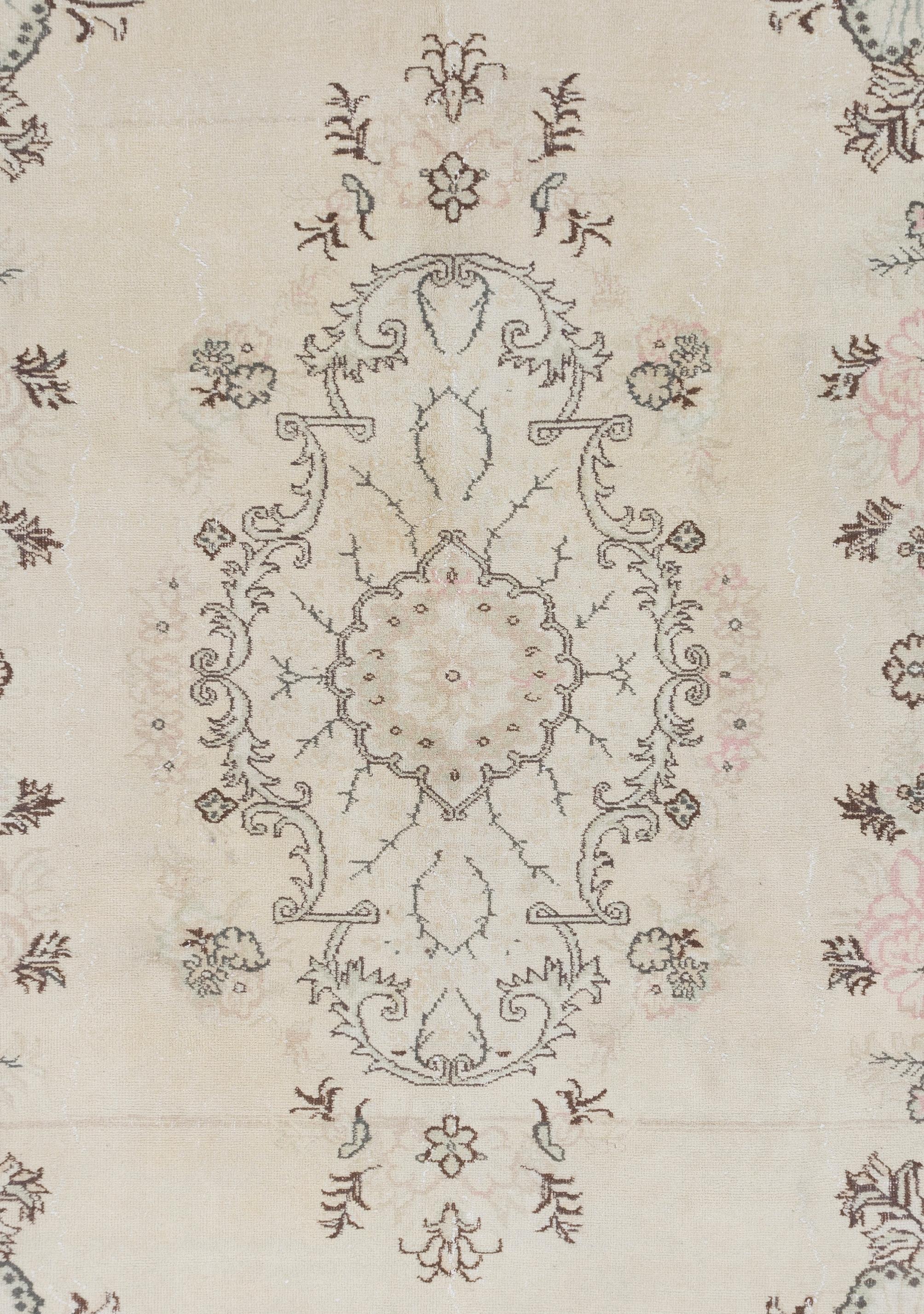 7x11 Ft Feiner handgeknüpfter Anatolischer Vintage-Teppich mit Blumen-Garten-Design (Türkisch) im Angebot