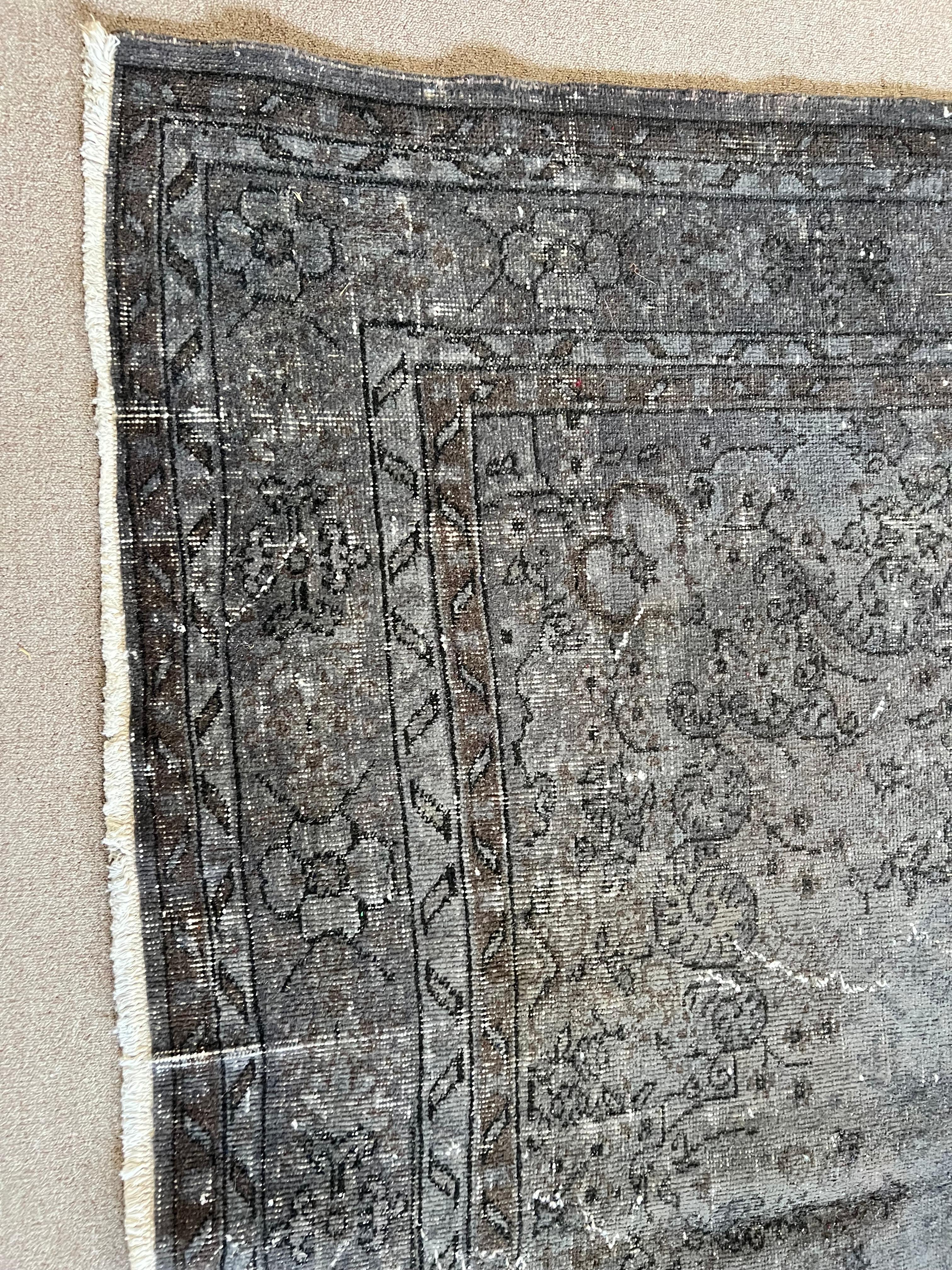 Un tappeto turco vintage tinto di grigio con sfumature blu e marrone. 
Dimensioni: 7 x 11 piedi.
Finemente annodato a mano, con vello basso in lana e base in cotone. Lavaggio profondo.
Robusto e utilizzabile in aree ad alto traffico, è adatto sia