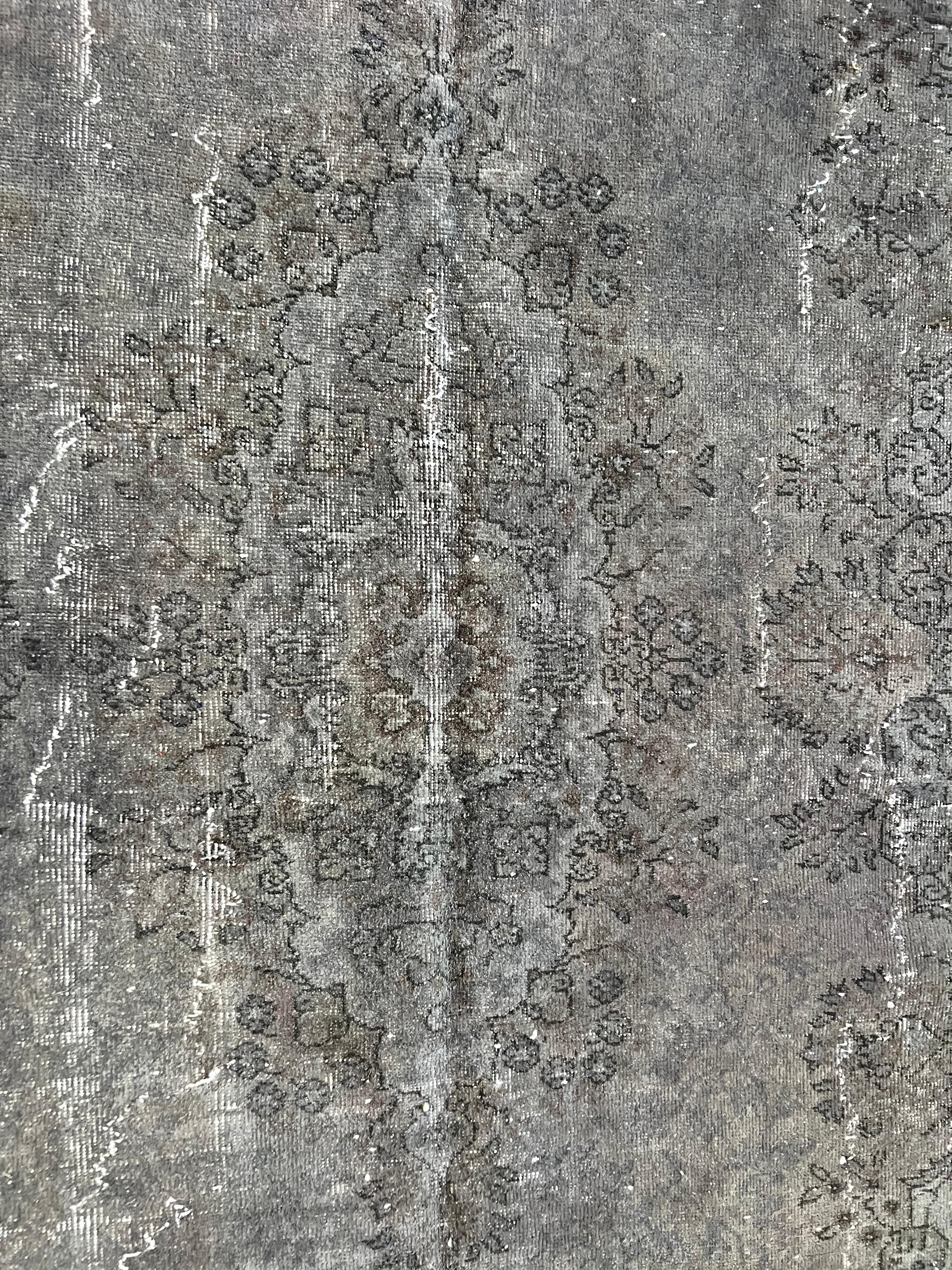 Turco Tappeto di lana turca 7x11 Ft fatto a mano in grigio e marrone. Tappeto moderno riciclato in vendita