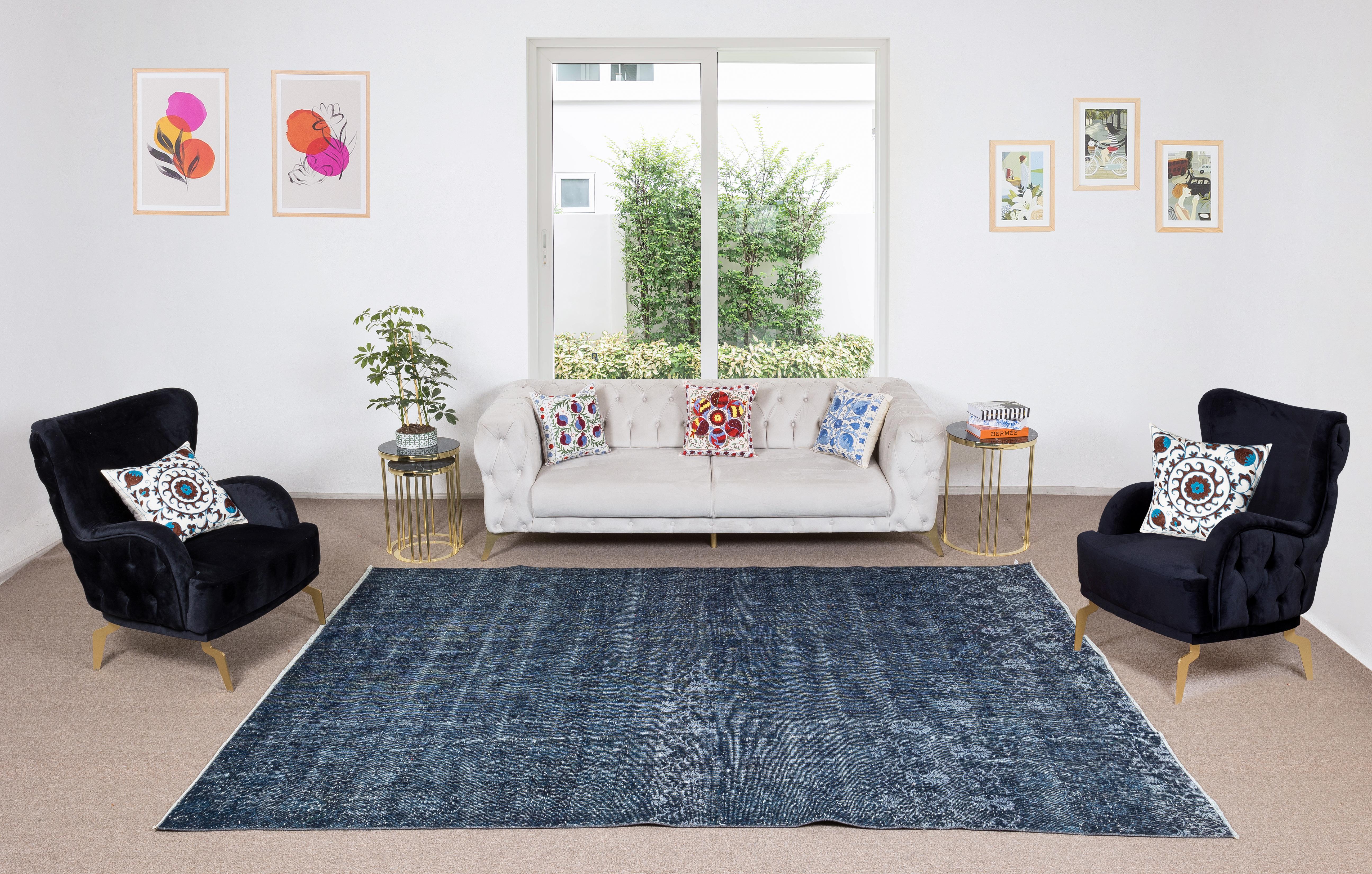 Nuestras alfombras sobreteñidas son todas piezas vintage anudadas a mano que se recrean en nuestro taller para atender a una gama más amplia de opciones de interiorismo, desde moderno a costero, desde industrial a rústico/cottage. Estas alfombras de