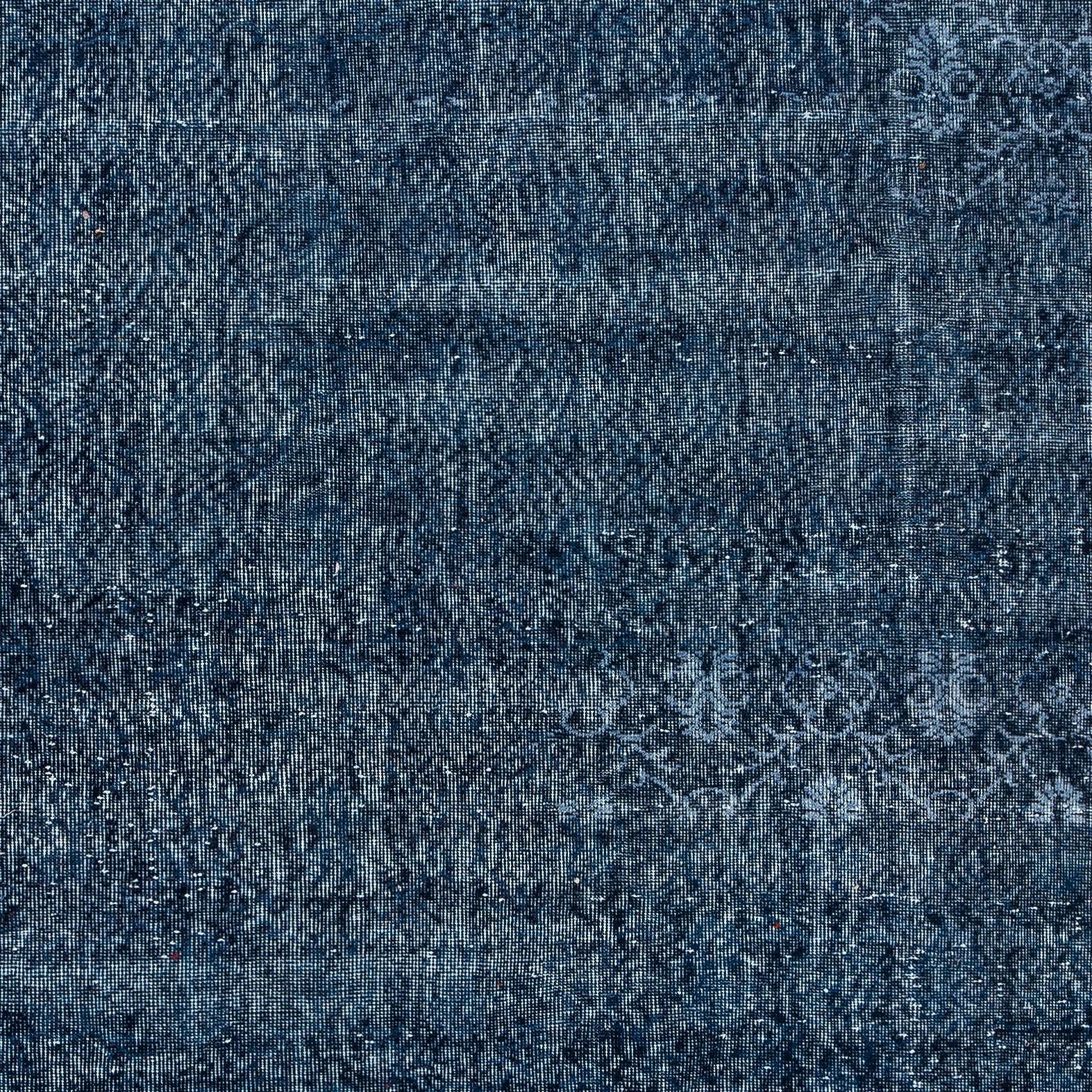 Alfombra Turca Vintage de 7x11 Pies en Azul Marino hecha a mano para Interiores Modernos en Bueno estado para la venta en Spring Valley, NY
