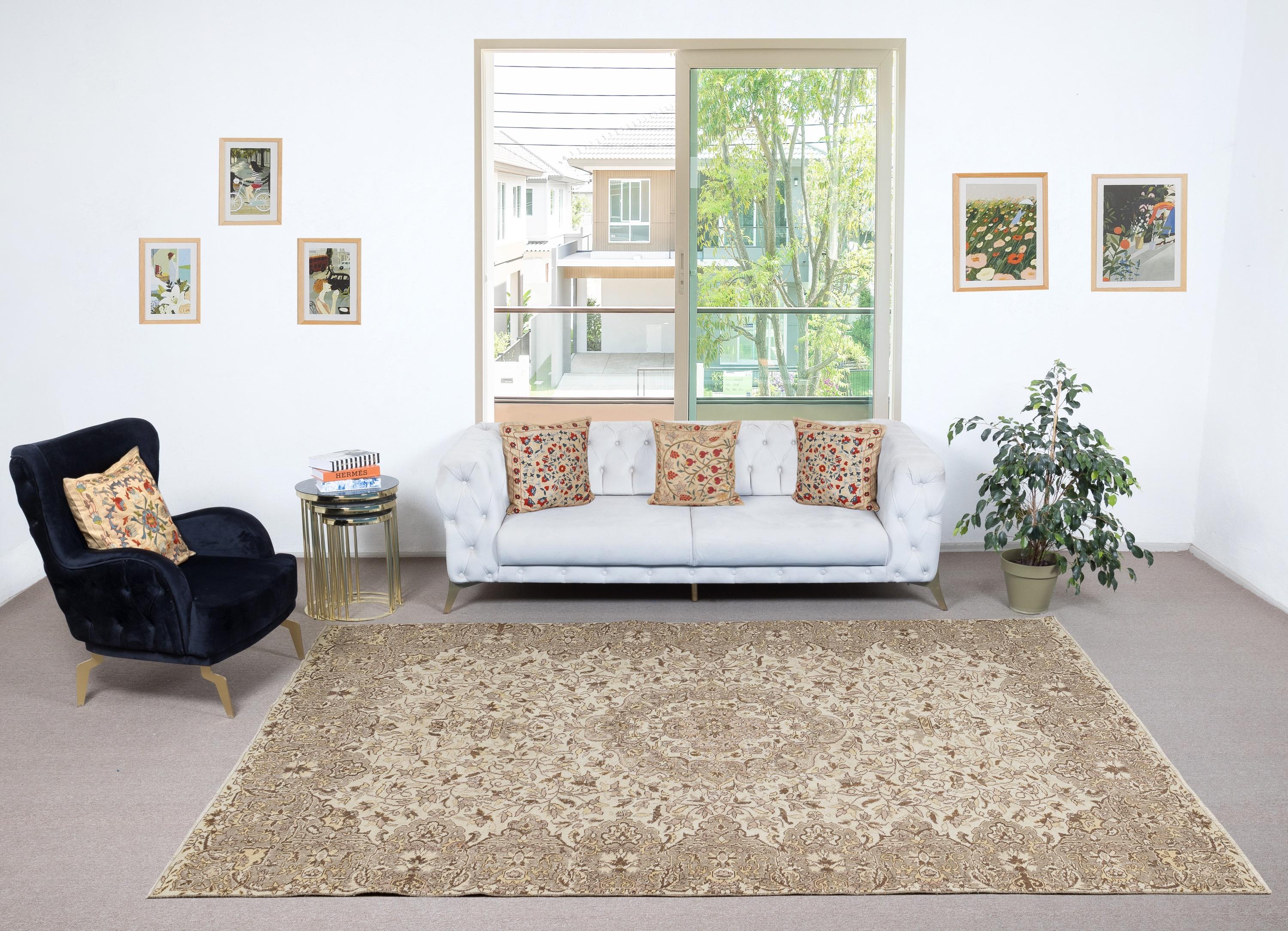 Unsere sonnenverblassten Vintage-Teppiche sind allesamt handgeknüpfte Unikate mit einer 50-70 Jahre alten Geschichte. Jeder Teppich spiegelt die jahrhundertealte türkische Teppichwebtradition wider und zeichnet sich durch einen einzigartigen