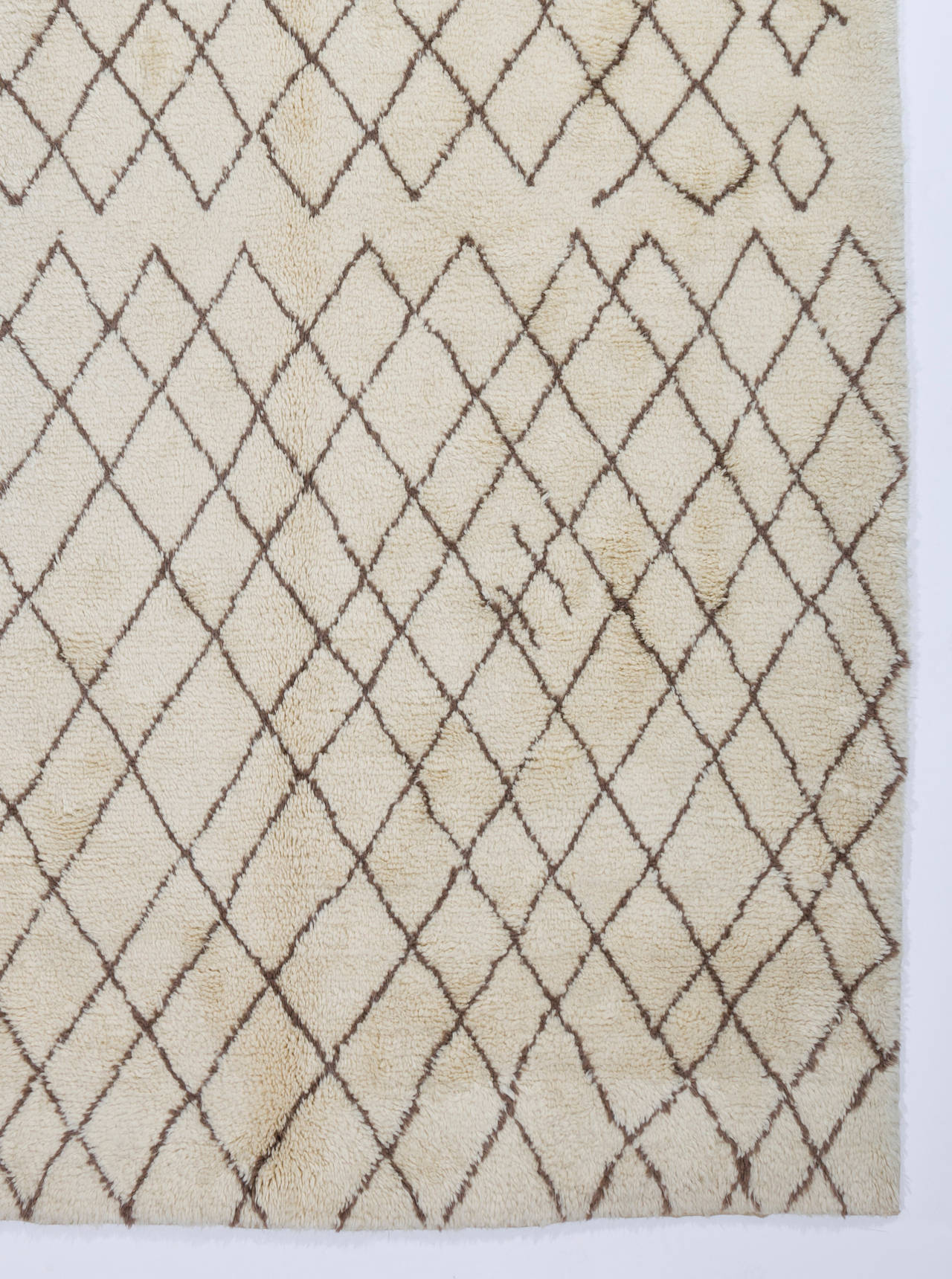 Un nouveau tapis berbère marocain fait main en laine d'agneau naturelle non teintée et filée à la main.
Poil doux, confortable et douillet. Le tapis est disponible tel quel ou, sur demande, il peut être produit sur mesure dans une taille, une