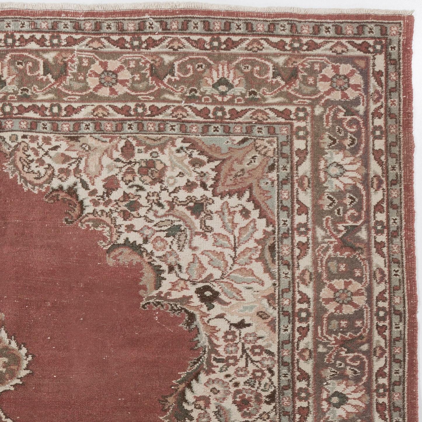 Ce tapis turc vintage finement noué à la main date des années 1960 et présente un motif de médaillon. Le tapis a même des poils bas en laine sur une base en coton. Il est lourd et repose à plat sur le sol, en très bon état et sans problème. Il a été