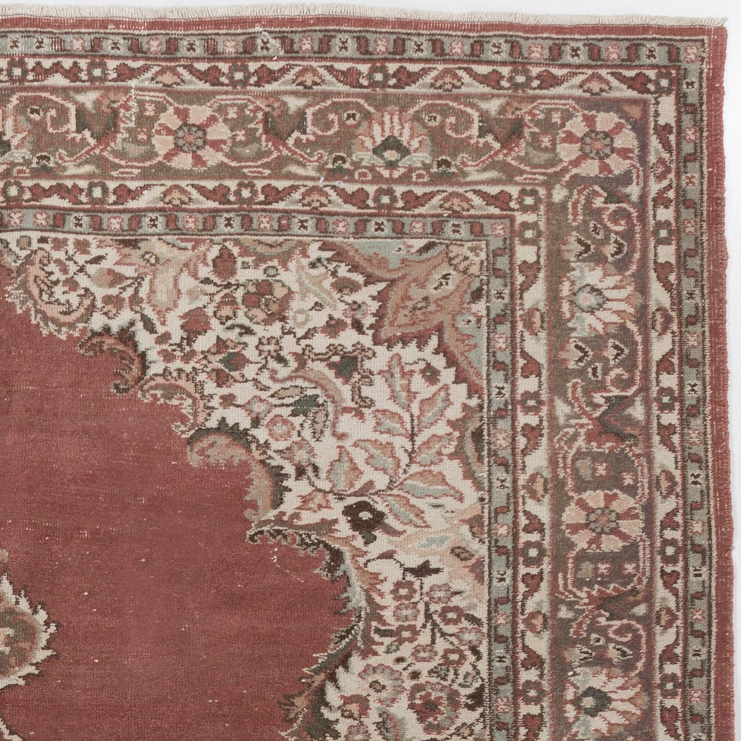 Ein feiner handgeknüpfter türkischer Teppich aus den 1960er Jahren mit Medaillonmuster. Der Teppich hat einen gleichmäßigen, niedrigen Wollflor auf Baumwollbasis. Es ist schwer und liegt flach auf dem Boden, in sehr gutem Zustand ohne Probleme. Es