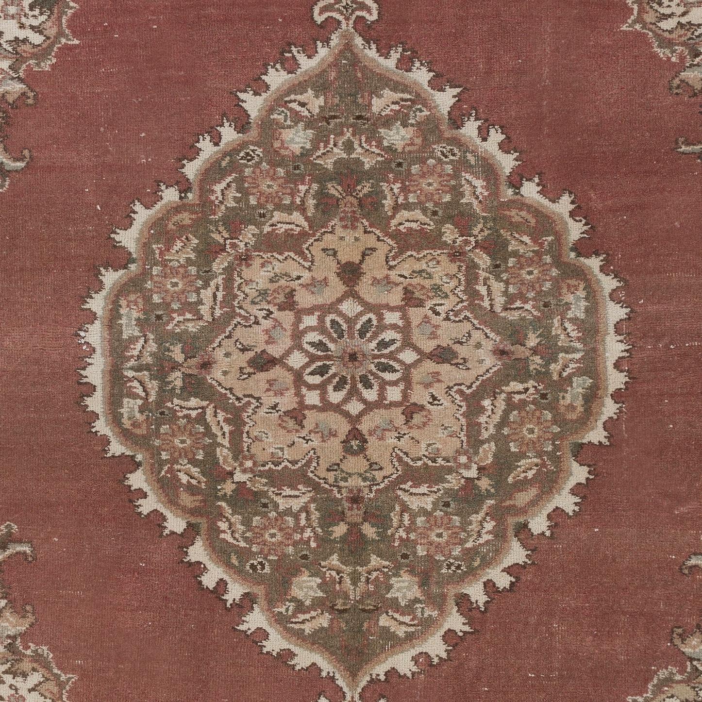 7x11 Fuß Vintage Handgefertigter türkischer Teppich in Burgunderrot mit Medaillon-Design (Oushak) im Angebot