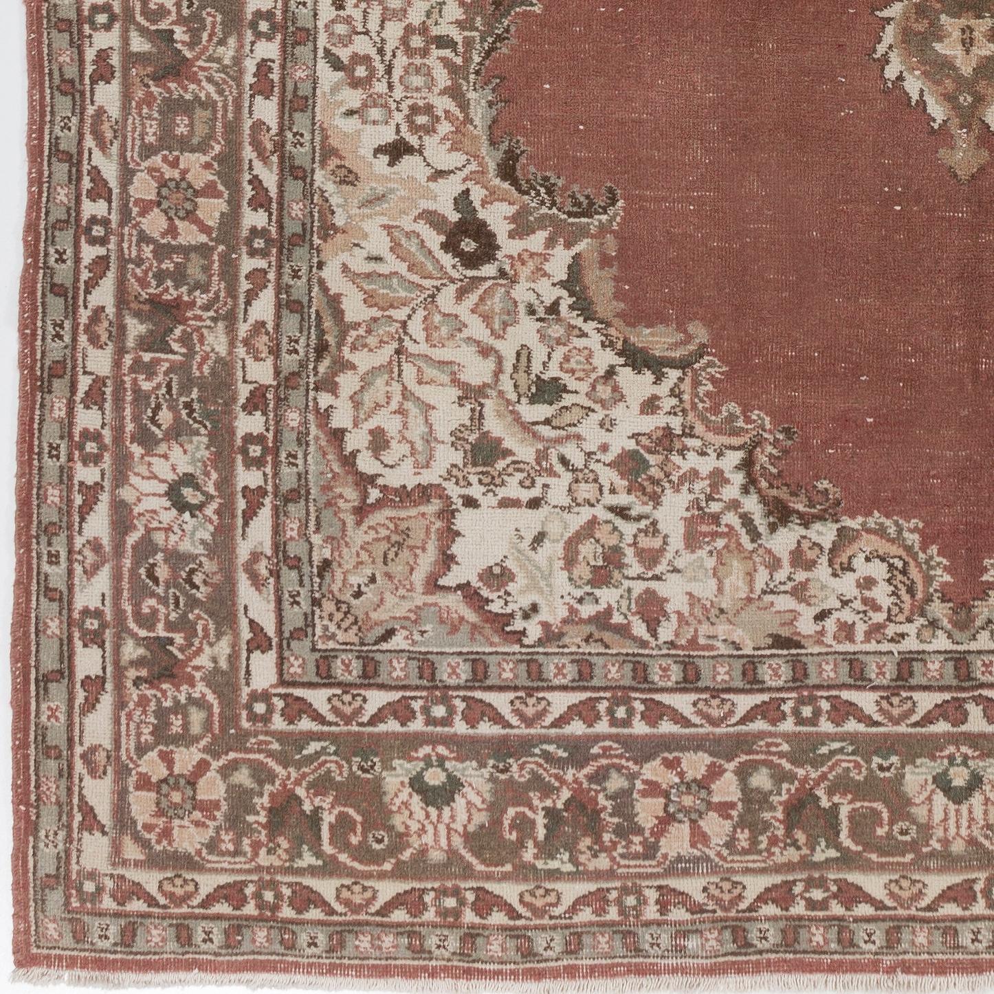 7x11 Fuß Vintage Handgefertigter türkischer Teppich in Burgunderrot mit Medaillon-Design (Türkisch) im Angebot