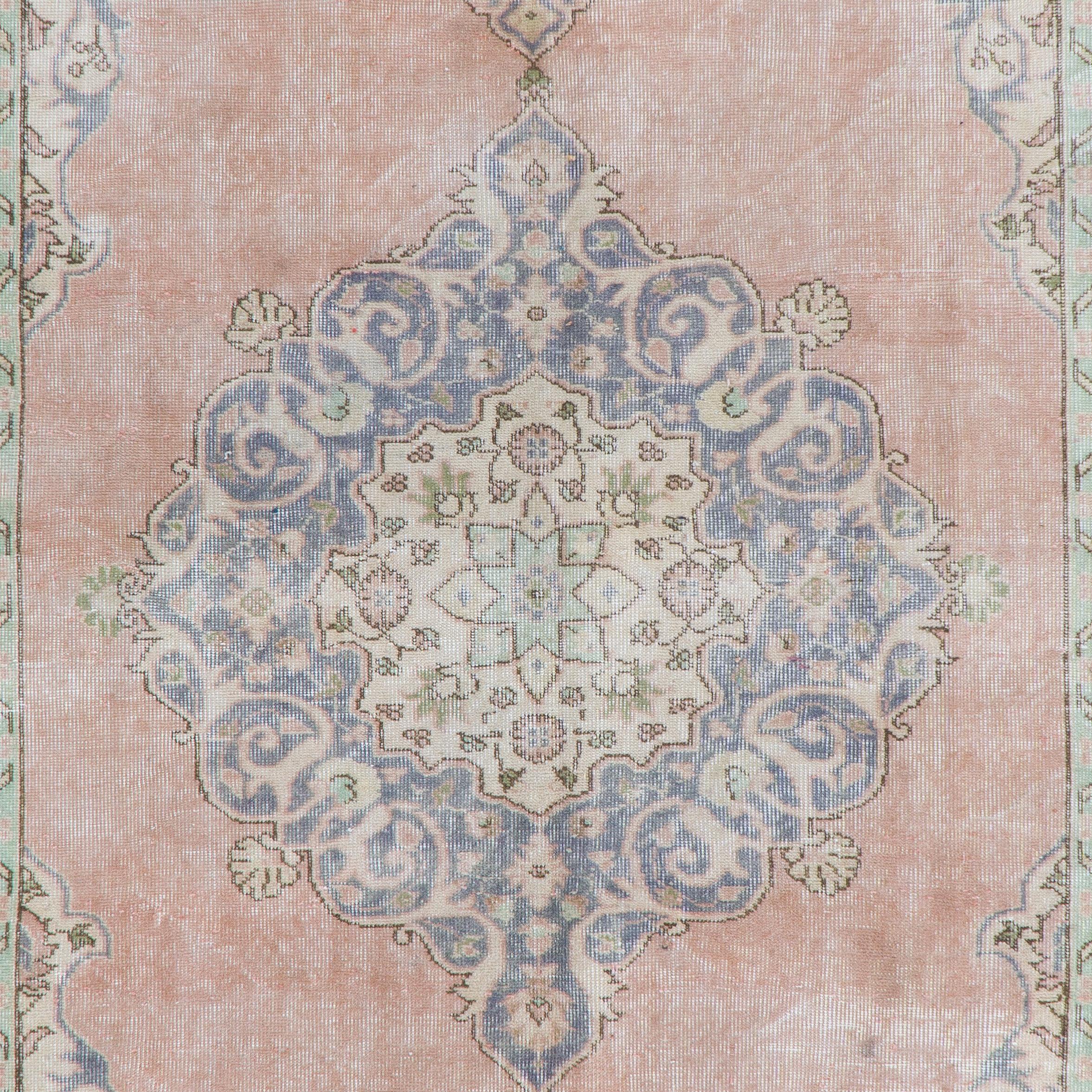 Ein fein handgeknüpfter türkischer Teppich aus den 1960er Jahren mit einem eleganten Medaillonmuster. Der Teppich hat einen gleichmäßigen, niedrigen Wollflor auf Baumwollbasis. Es ist schwer und liegt flach auf dem Boden, in sehr gutem Zustand ohne
