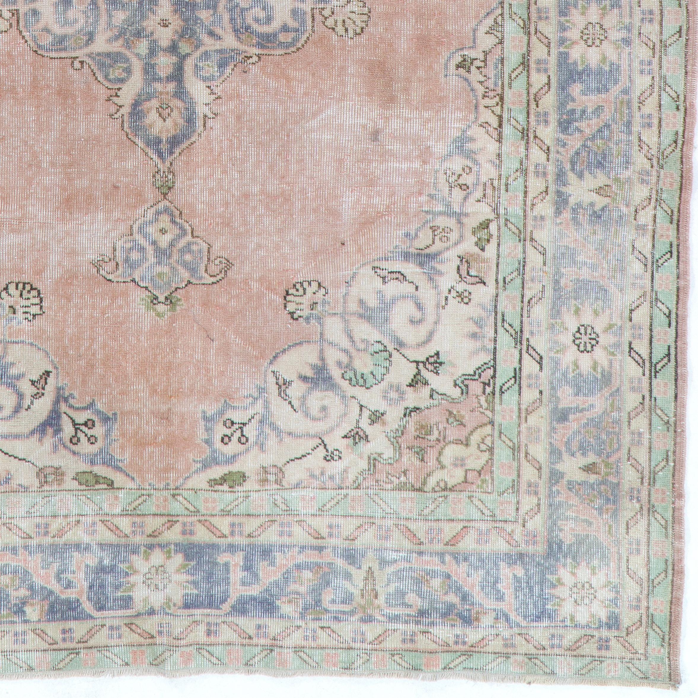 7x11.3 Ft Distressed Vintage Handgeknüpfter Teppich aus anatolischer Wolle, ca. 1950 (Oushak) im Angebot