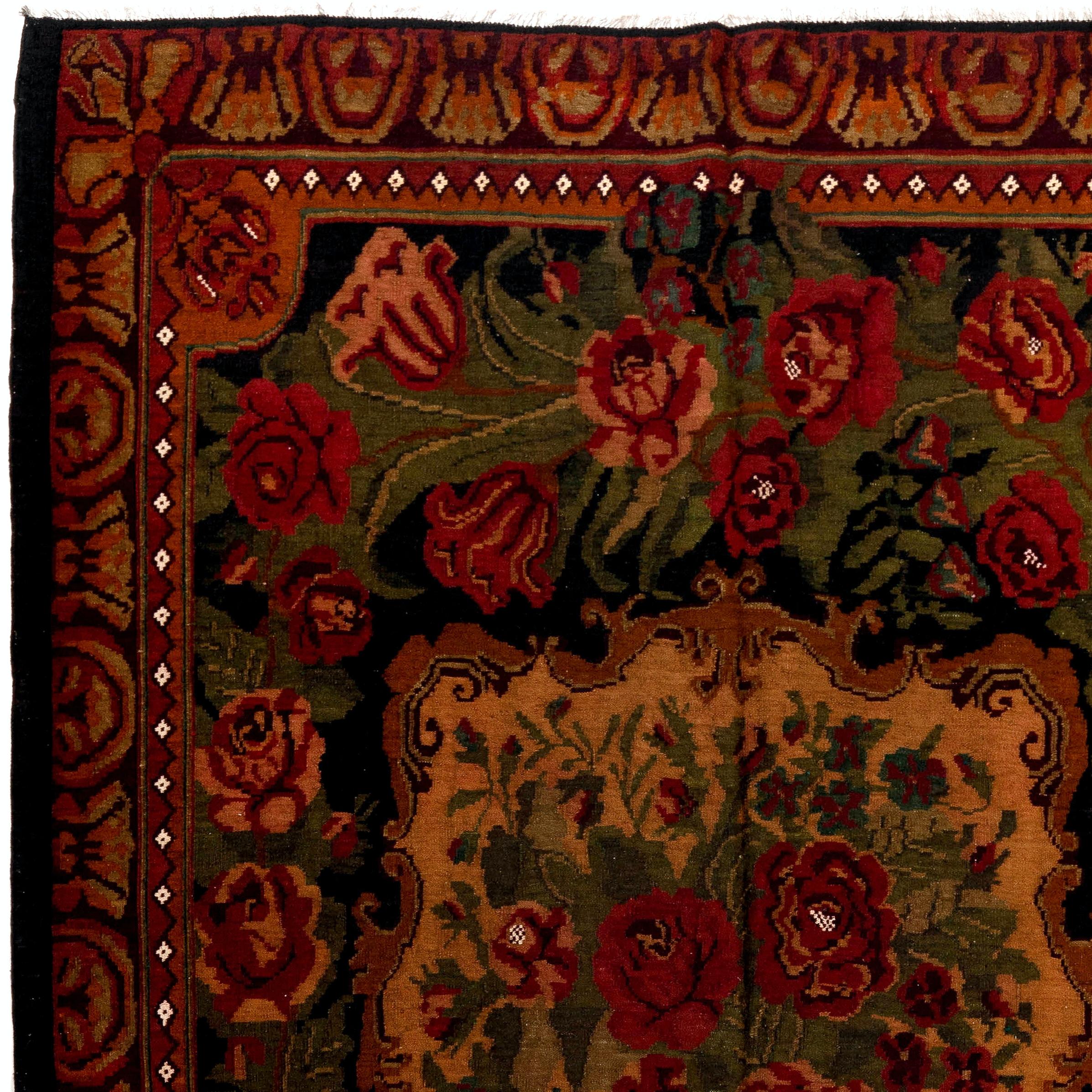 Einzigartiger vintage bessarabischer Kelim. 
Ein handgewebter osteuropäischer Teppich aus Moldawien. Diese traditionellen moldauischen Flachgewebe sind von alten Aubusson-Teppichen inspiriert, zeichnen sich jedoch durch ihren schwarzen Grund und
