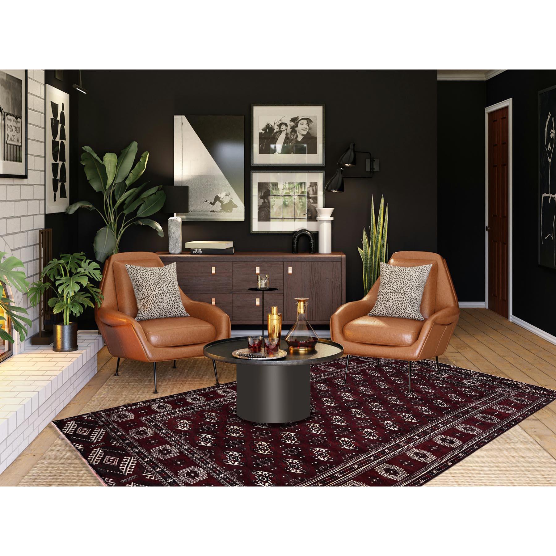 Rouge vin, Vintage Turkoman Afghan Bokara avec médaillon géométrique, rasé bas, zéro poil, côtés et extrémités sécurisés professionnellement, noué à la main, 100% laine, Gallery Size, Wide Runner, Tapis d'Orient
Matières premières : Laine
Latex :