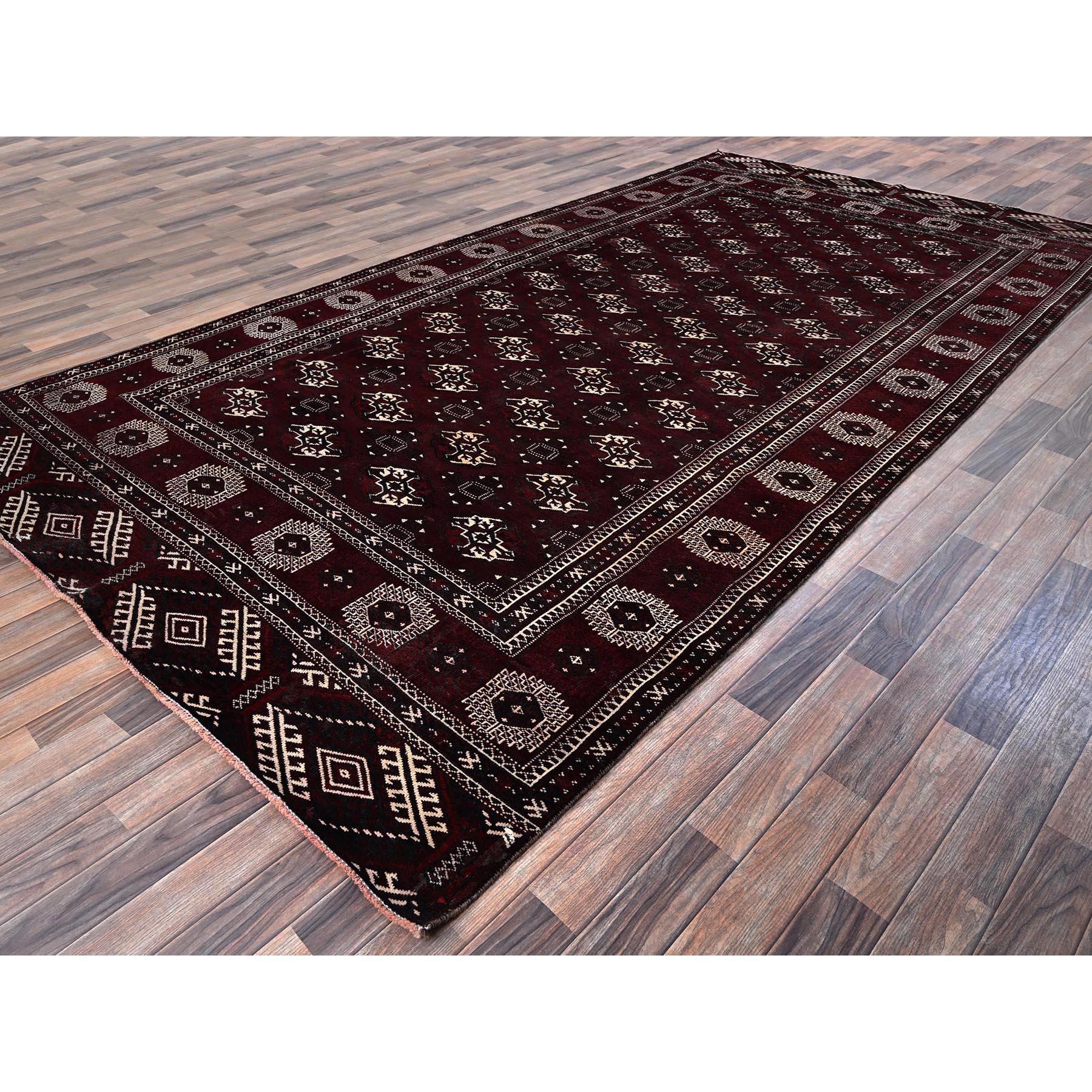 Noué à la main 7'x13' Tapis de course en laine vintage Turkoman Afghan Bokara noué à la main, rouge vin en vente