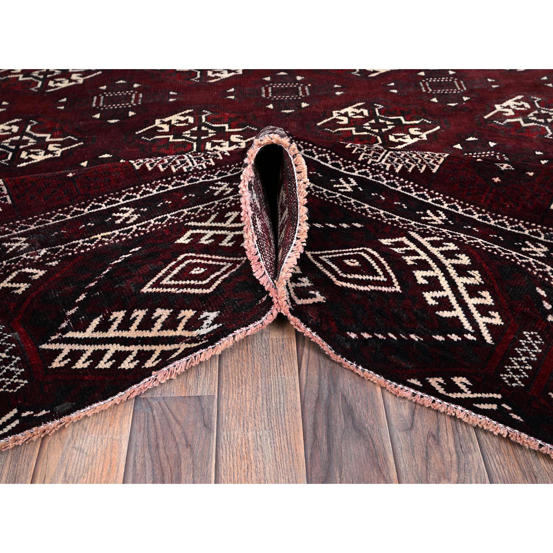Milieu du XXe siècle 7'x13' Tapis de course en laine vintage Turkoman Afghan Bokara noué à la main, rouge vin en vente