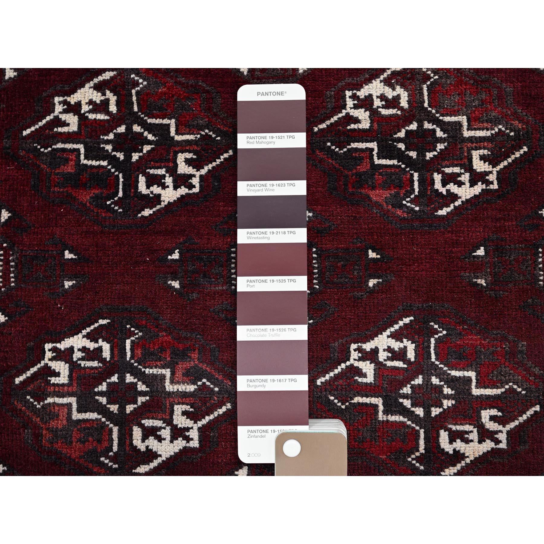 7'x13' Tapis de course en laine vintage Turkoman Afghan Bokara noué à la main, rouge vin en vente 1
