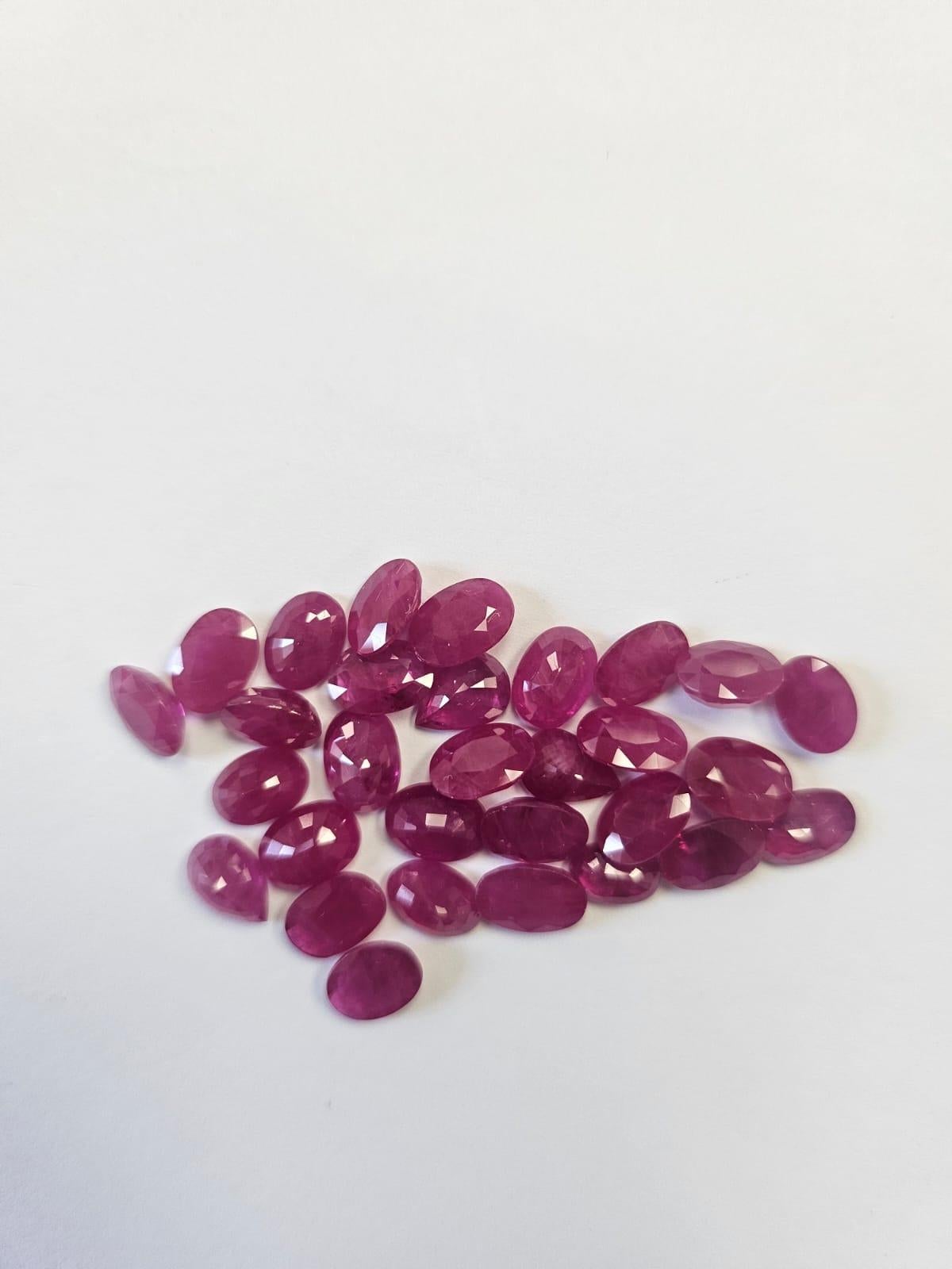 **Gema suelta de rubí natural para joyería (talla ovalada facetada 7x5mm)**.

Sumérgete en el ardiente encanto de los rubíes naturales, apreciados por su vivo tono rojo y su cautivador brillo. Estas gemas sueltas están talladas con precisión en