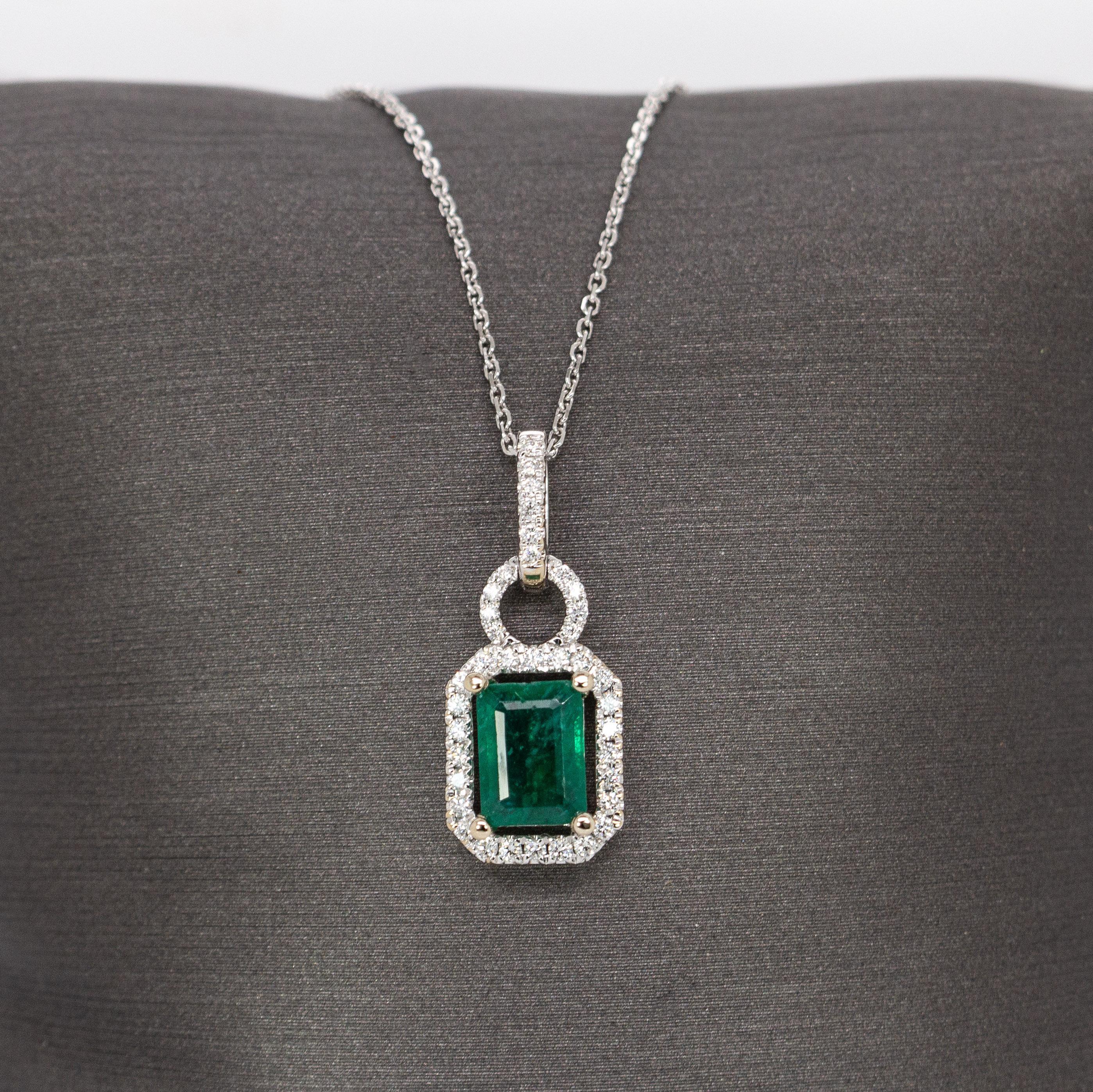 Art Déco Ciondolo con smeraldo dello Zambia di 7x5 mm e 1,2 carati con diamanti naturali in oro massiccio 14K in vendita