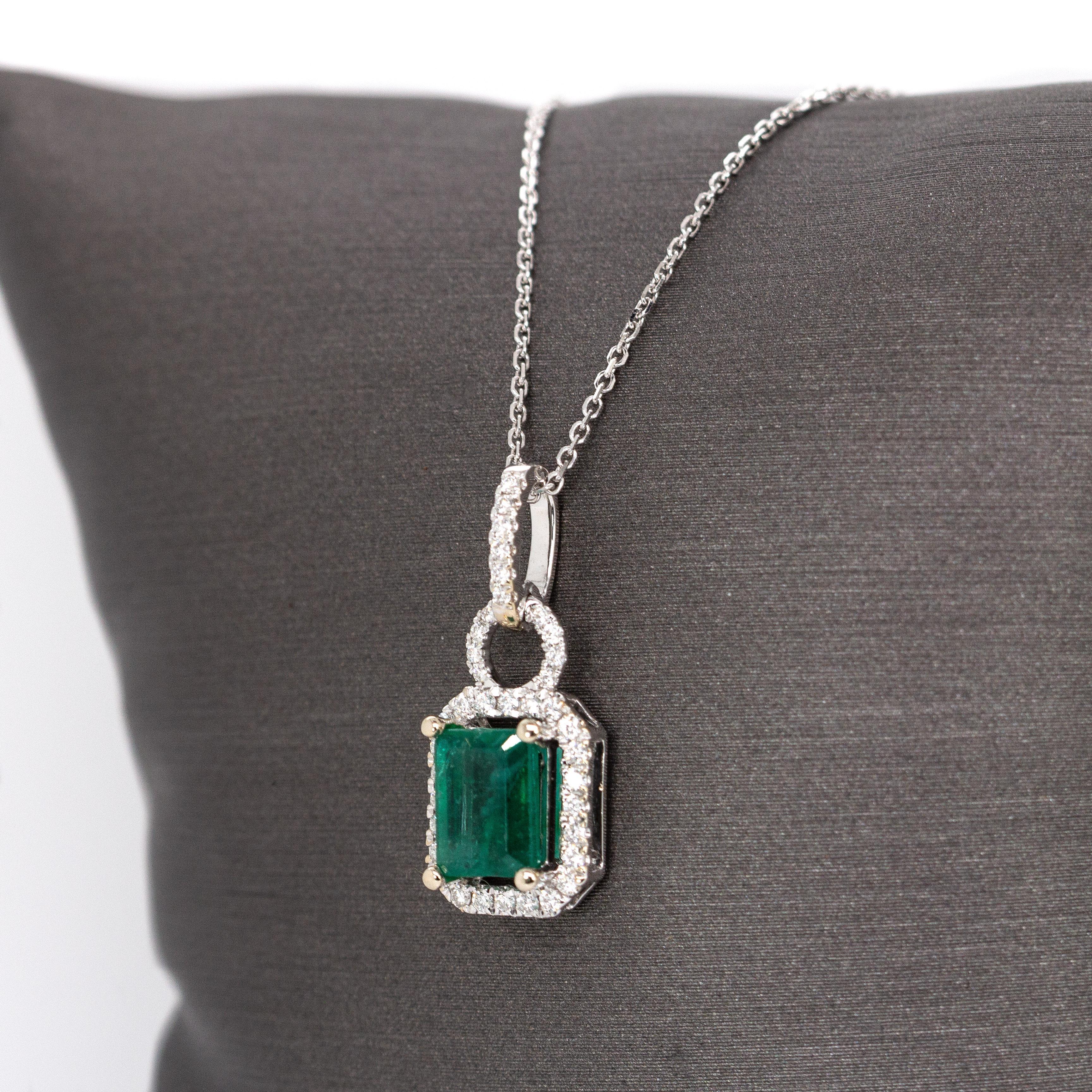 Taglio smeraldo Ciondolo con smeraldo dello Zambia di 7x5 mm e 1,2 carati con diamanti naturali in oro massiccio 14K in vendita