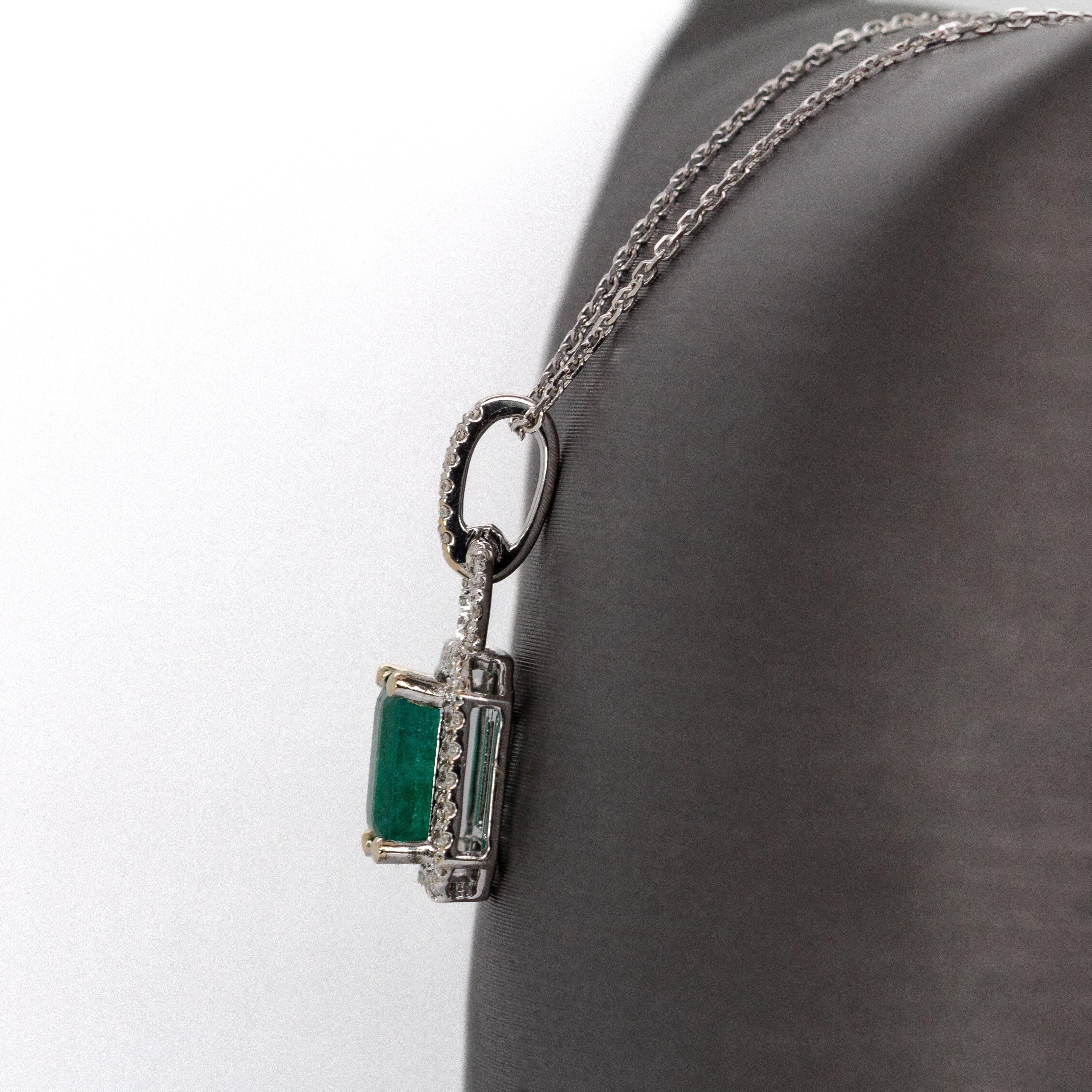 Ciondolo con smeraldo dello Zambia di 7x5 mm e 1,2 carati con diamanti naturali in oro massiccio 14K In condizioni Nuovo in vendita a Columbus, OH