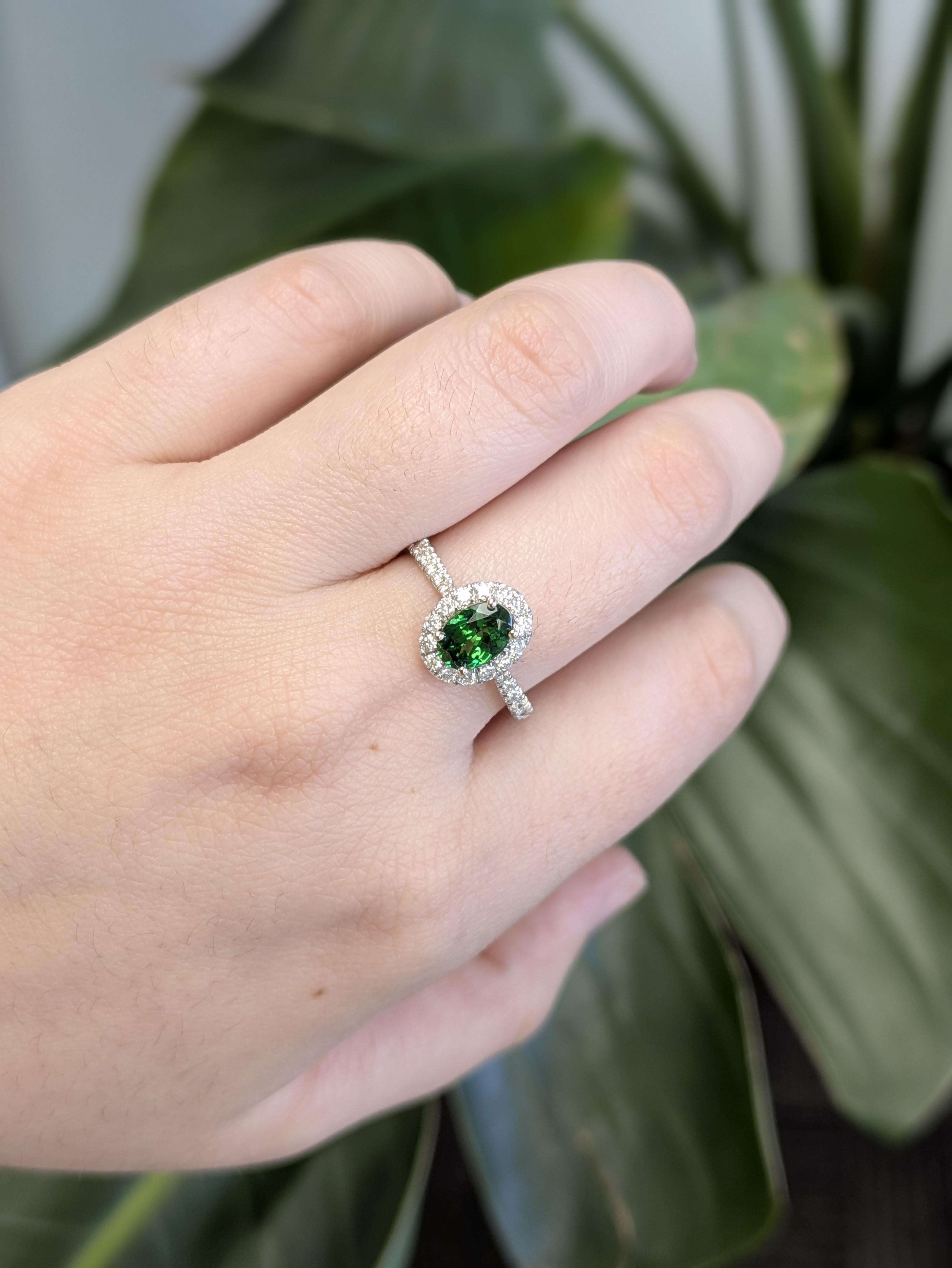 Questo squisito anello, che emana un'eleganza senza tempo, presenta un'abbagliante pietra centrale ovale da 0,77 carati, perfettamente incorniciata da una scintillante aureola di diamanti naturali. Realizzato con maestria in oro bianco massiccio