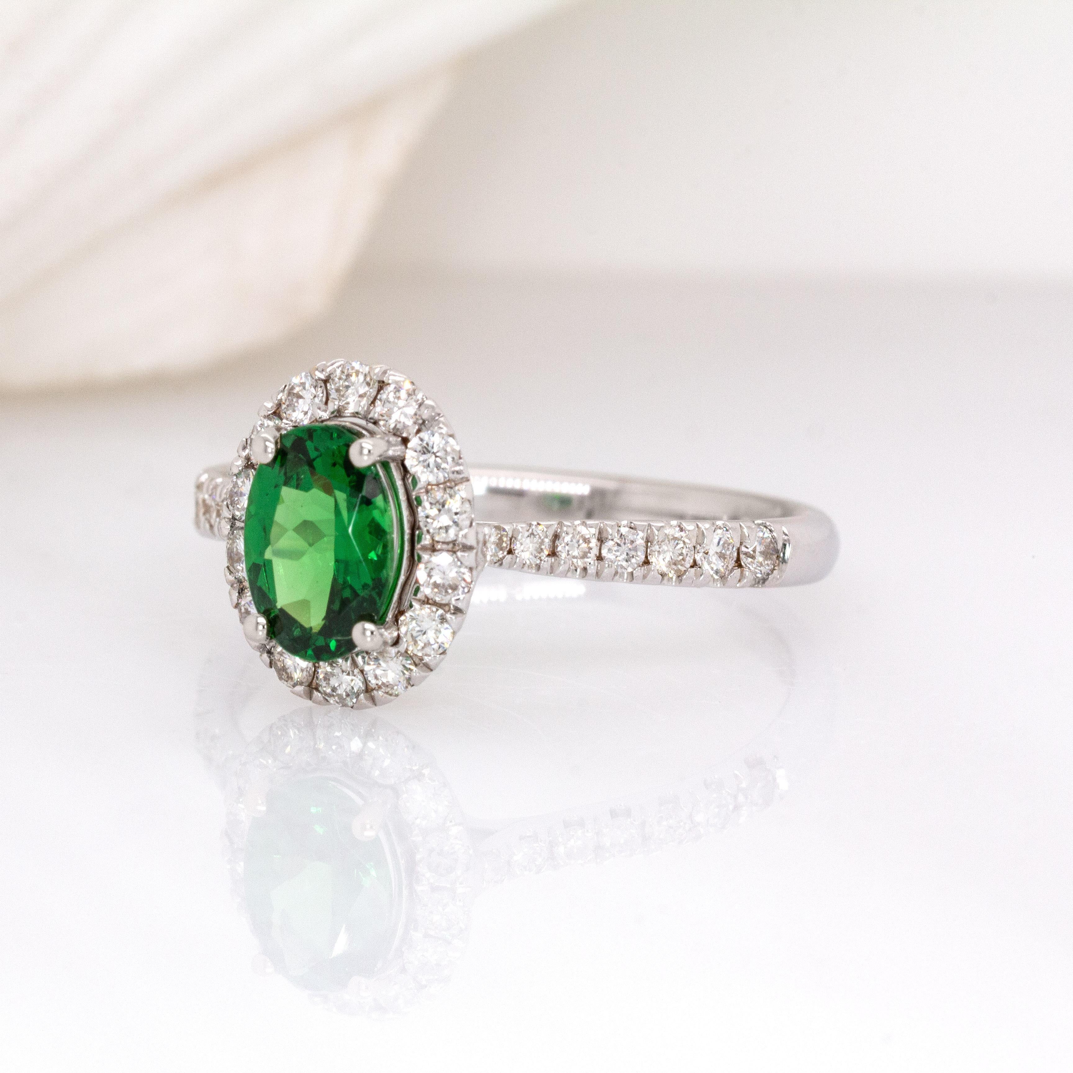 Taglio ovale Anello con granato tsavorite 7x5 mm e diamanti naturali: Oro massiccio 14K Whiting in vendita