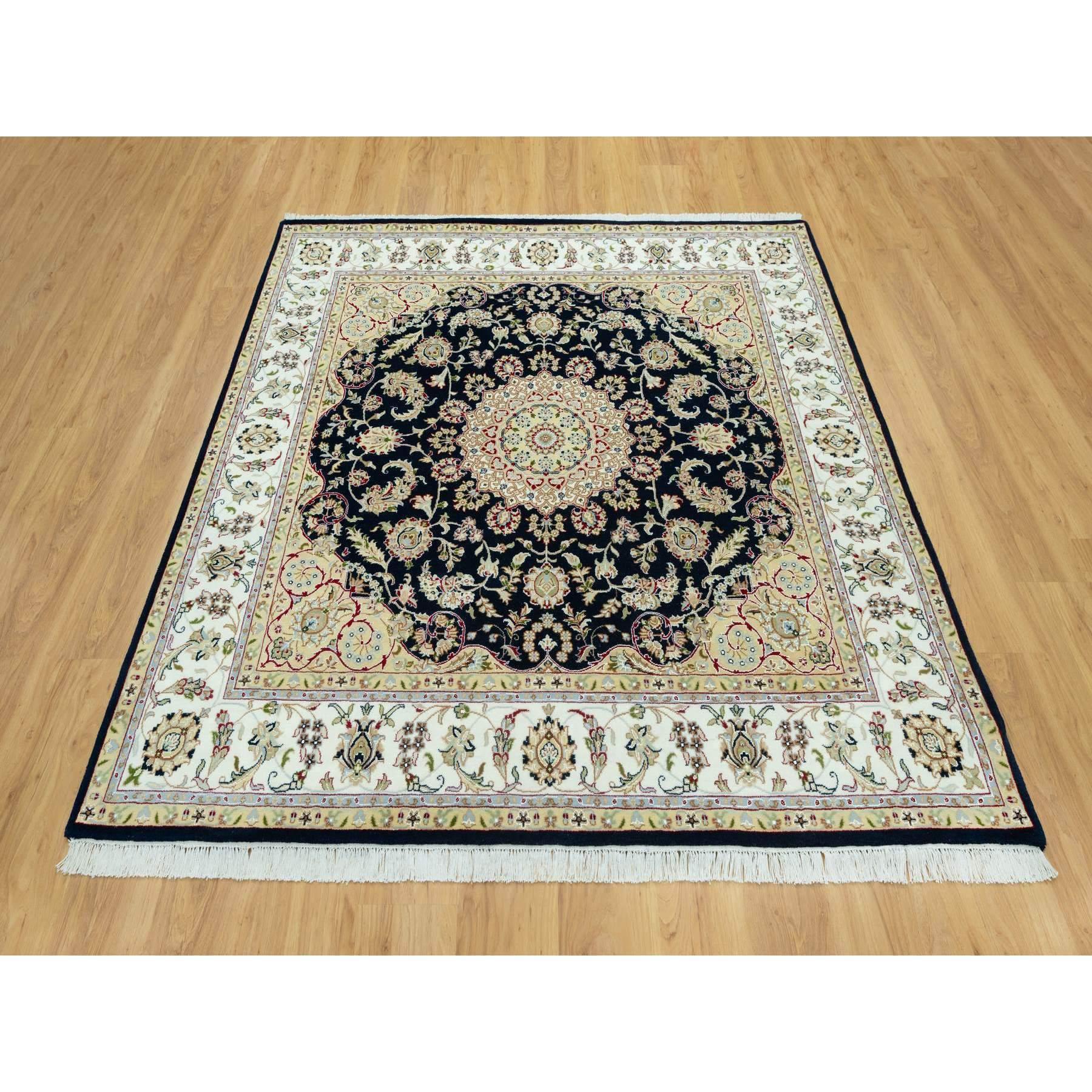 Questo è un autentico esemplare unico di Nain Flower Design, annodato a mano, tappeto orientale. È stato annodato per mesi e mesi con tecniche di tessitura secolari da parte di artigiani.
Materiali primari: Lana
Lattice: No Pile 
altezza: 0,25