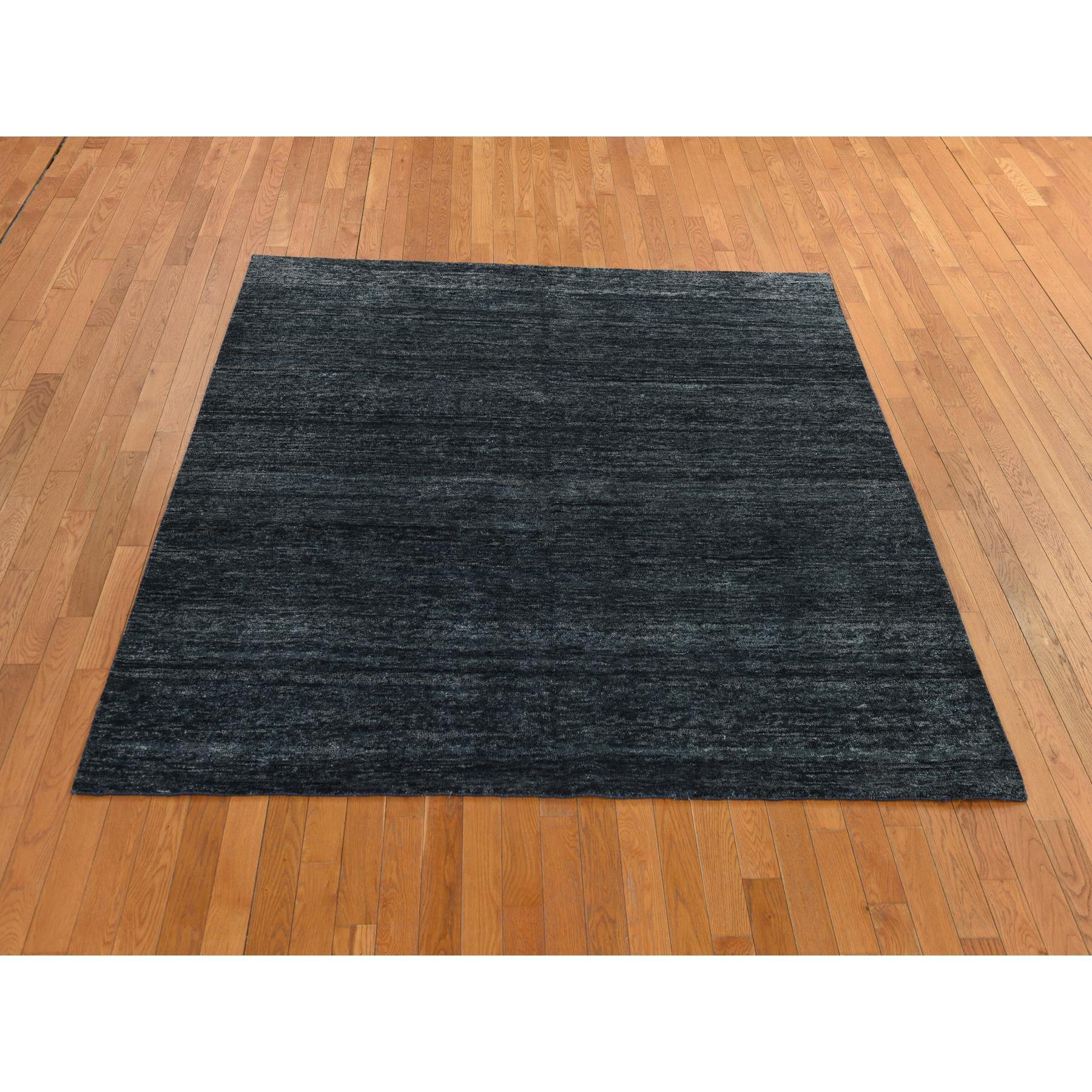 Charcoal Black Shades, Modernes einfarbiges Design, 100% Seide, Handgeknüpft, Quadratisch, Orientteppich
Primäre MATERIALIEN: Seide
Latex: Kein Flor 
Höhe: 0,25 Zoll
Stil: AM Contemporary
Grundfarbe: Schwarz
Sekundärfarben: Keine
Muster: Orientalisch