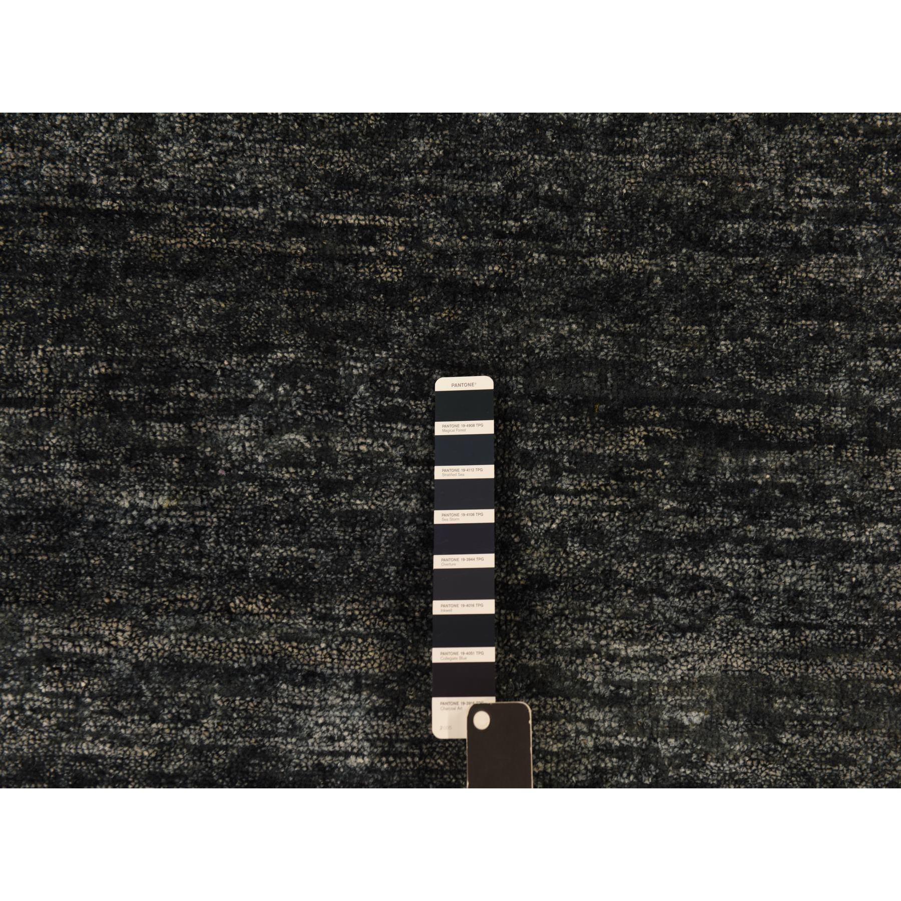 7'x7' Holzkohle Schwarz Moderner Plain Design 100% Seide Handgeknüpfter quadratischer Teppich im Zustand „Neu“ im Angebot in Carlstadt, NJ
