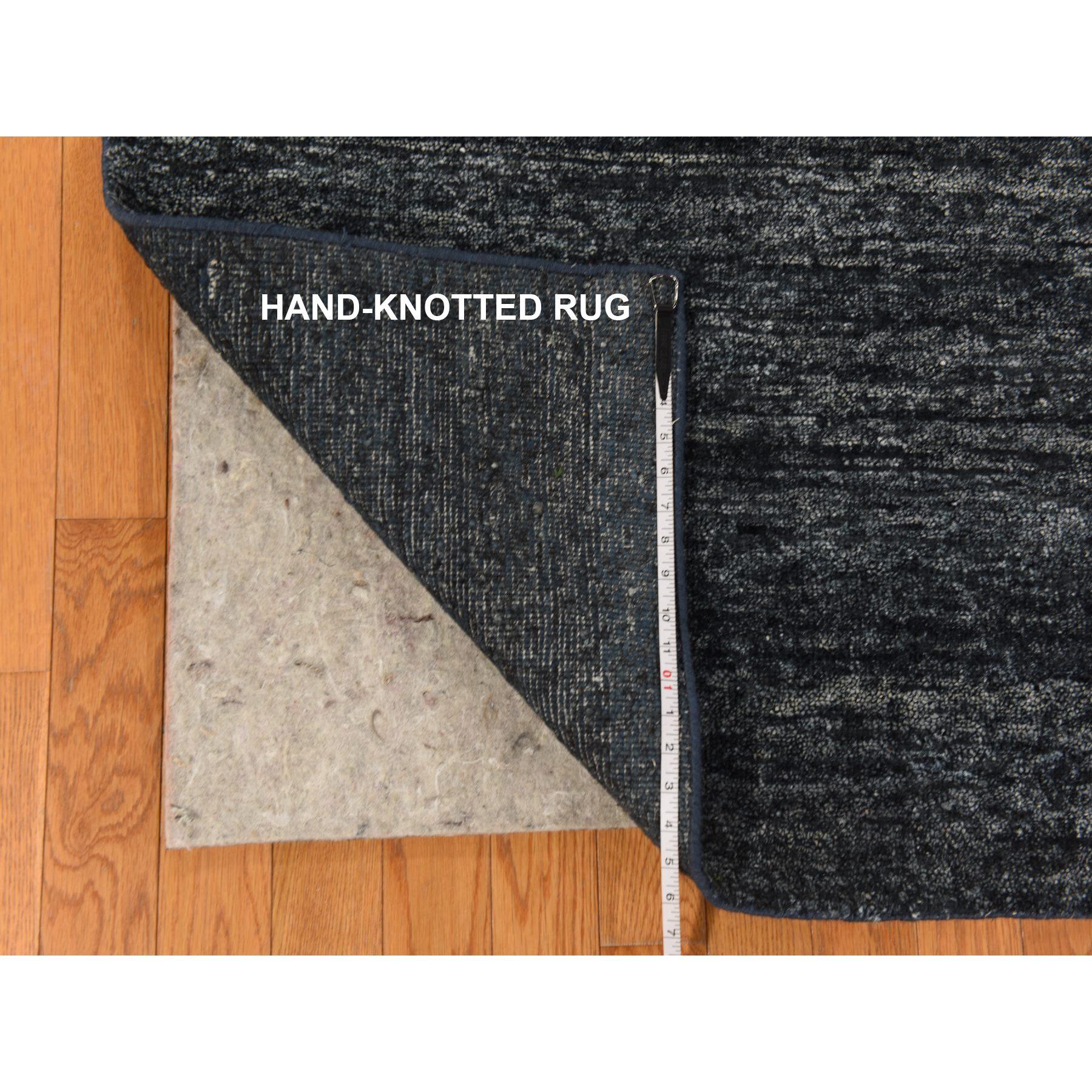 7'x7' Holzkohle Schwarz Moderner Plain Design 100% Seide Handgeknüpfter quadratischer Teppich (21. Jahrhundert und zeitgenössisch) im Angebot