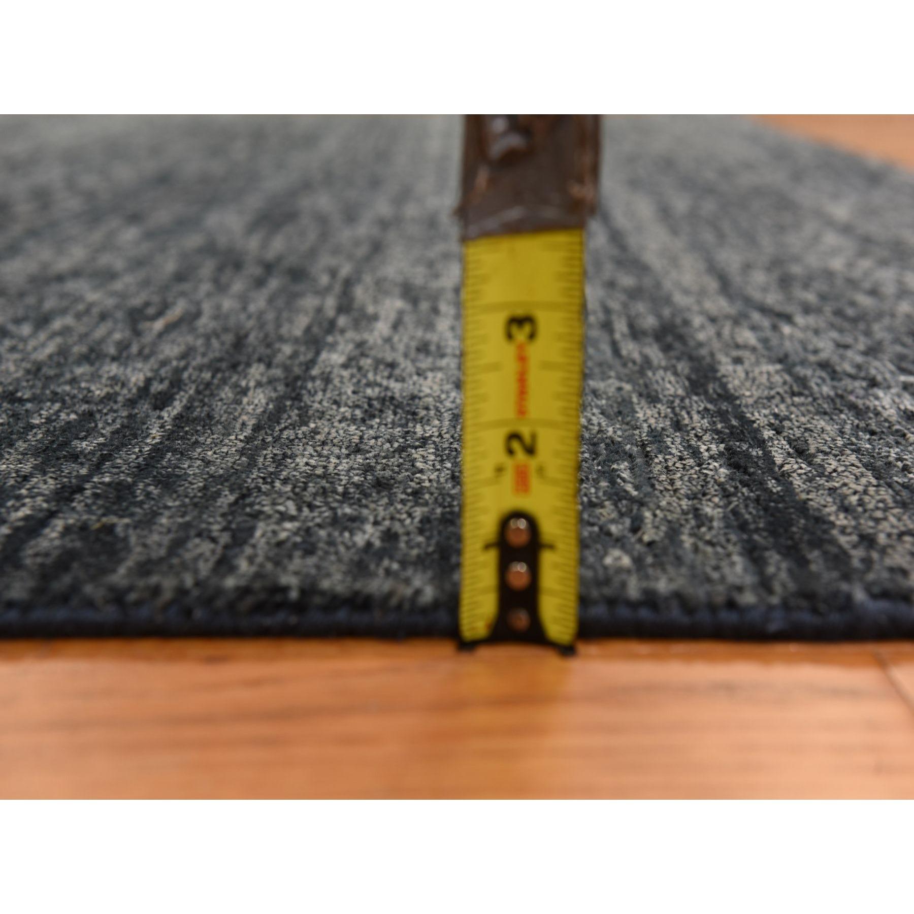 7'x7' Holzkohle Schwarz Moderner Plain Design 100% Seide Handgeknüpfter quadratischer Teppich im Angebot 1