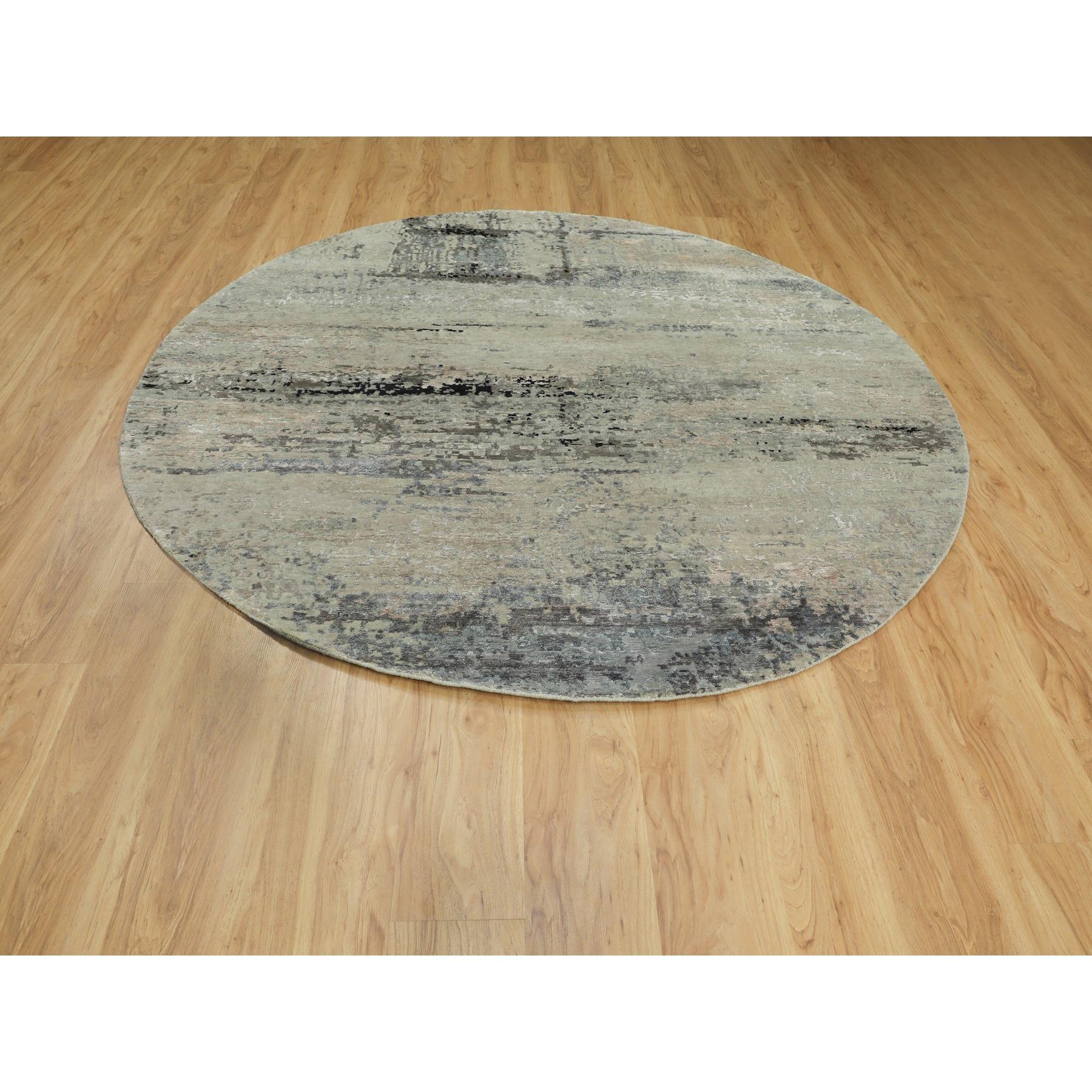 Si tratta di un autentico esemplare unico di Silver Blue Wool & Silk Modern Abstract Design Hand Knotted Oriental Round Rugs. È stato tessuto per mesi e mesi secondo le secolari tecniche di tessitura persiane da esperti artigiani.
Materiali primari: