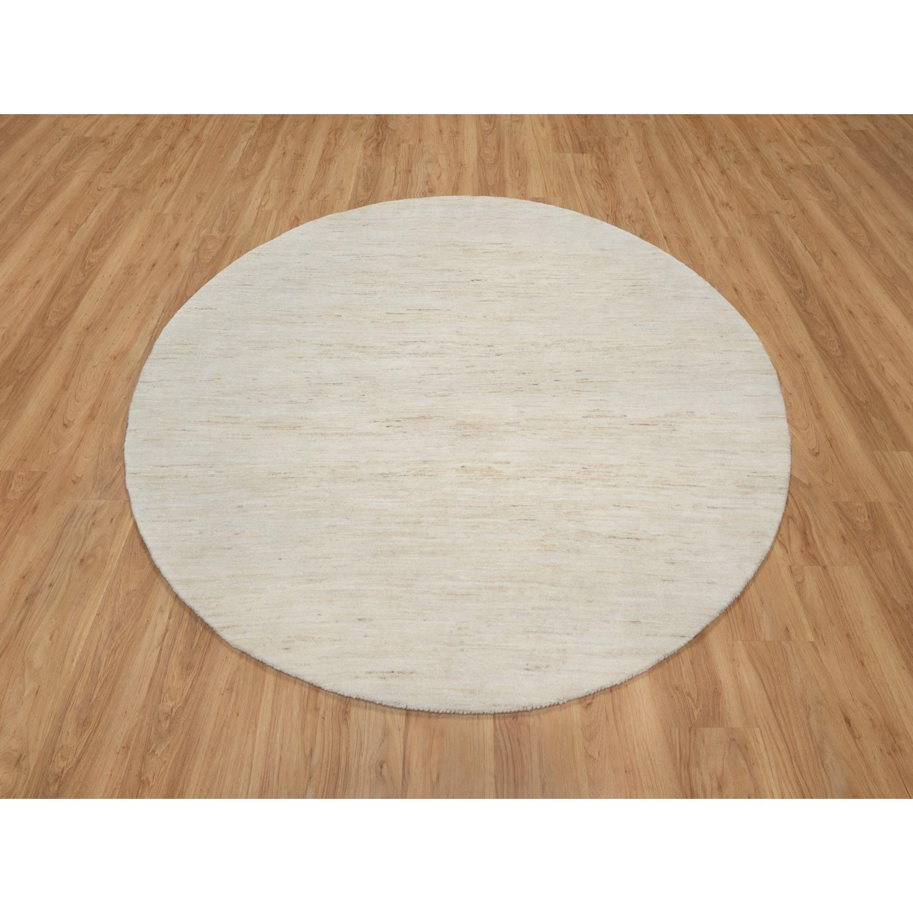 Dutch White, Lori Buft Gabbeh, Modern, Schlichtes Design, Dick und Plüsch, Reine Wolle, Weich im Griff, Handgeknüpft, Rund, Orientteppich
Primäre MATERIALIEN: Wolle
Latex: Kein Flor 
Höhe: 0,25 Zoll
Stil: Transitional
Grundfarbe: Elfenbein
Sekundäre