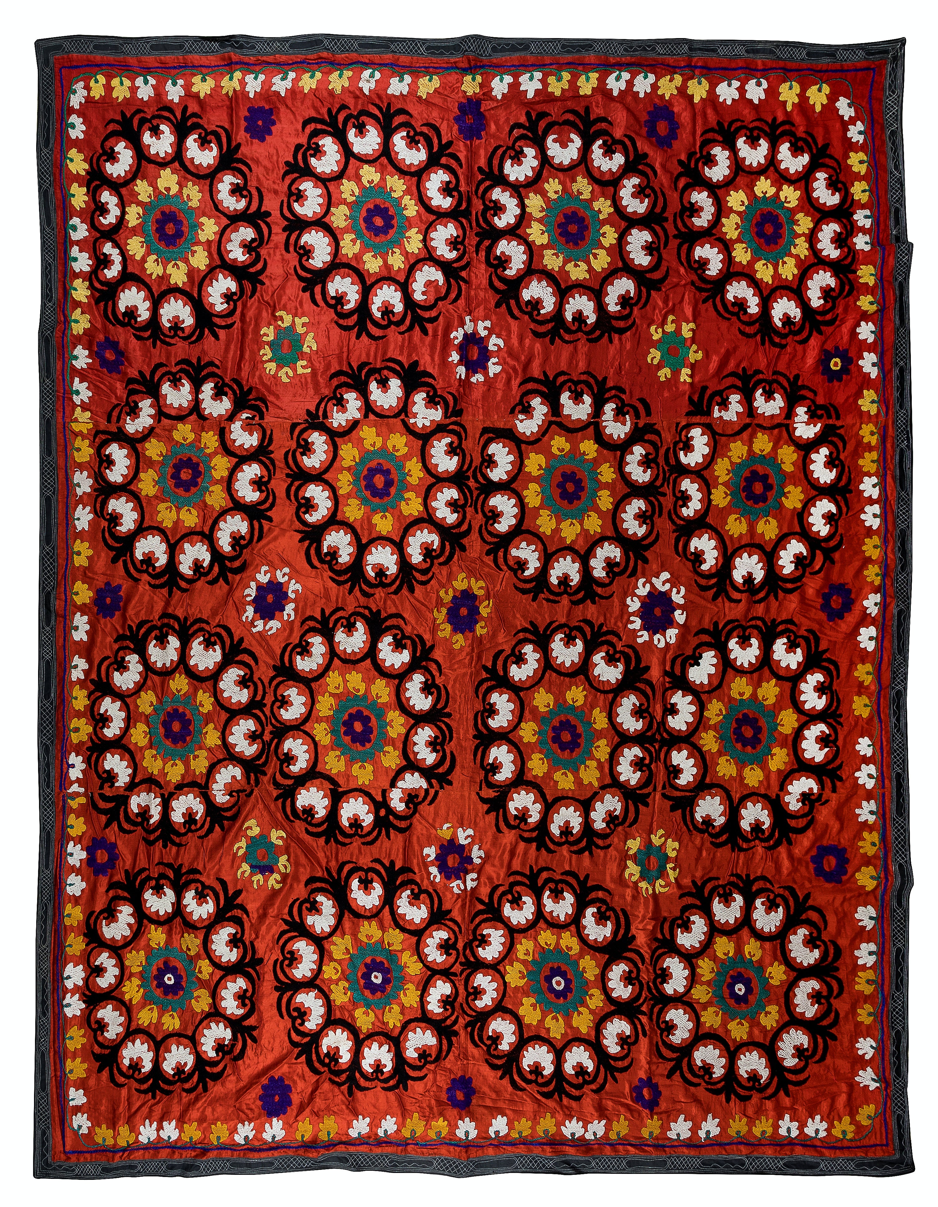 Revêtement de lit brodé en soie 7x8,3 Ft. Suspension murale vintage rouge des années 1980