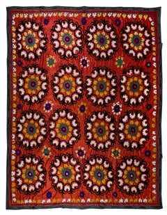 Revêtement de lit brodé en soie 7x8,3 Ft. Suspension murale vintage rouge des années 1980
