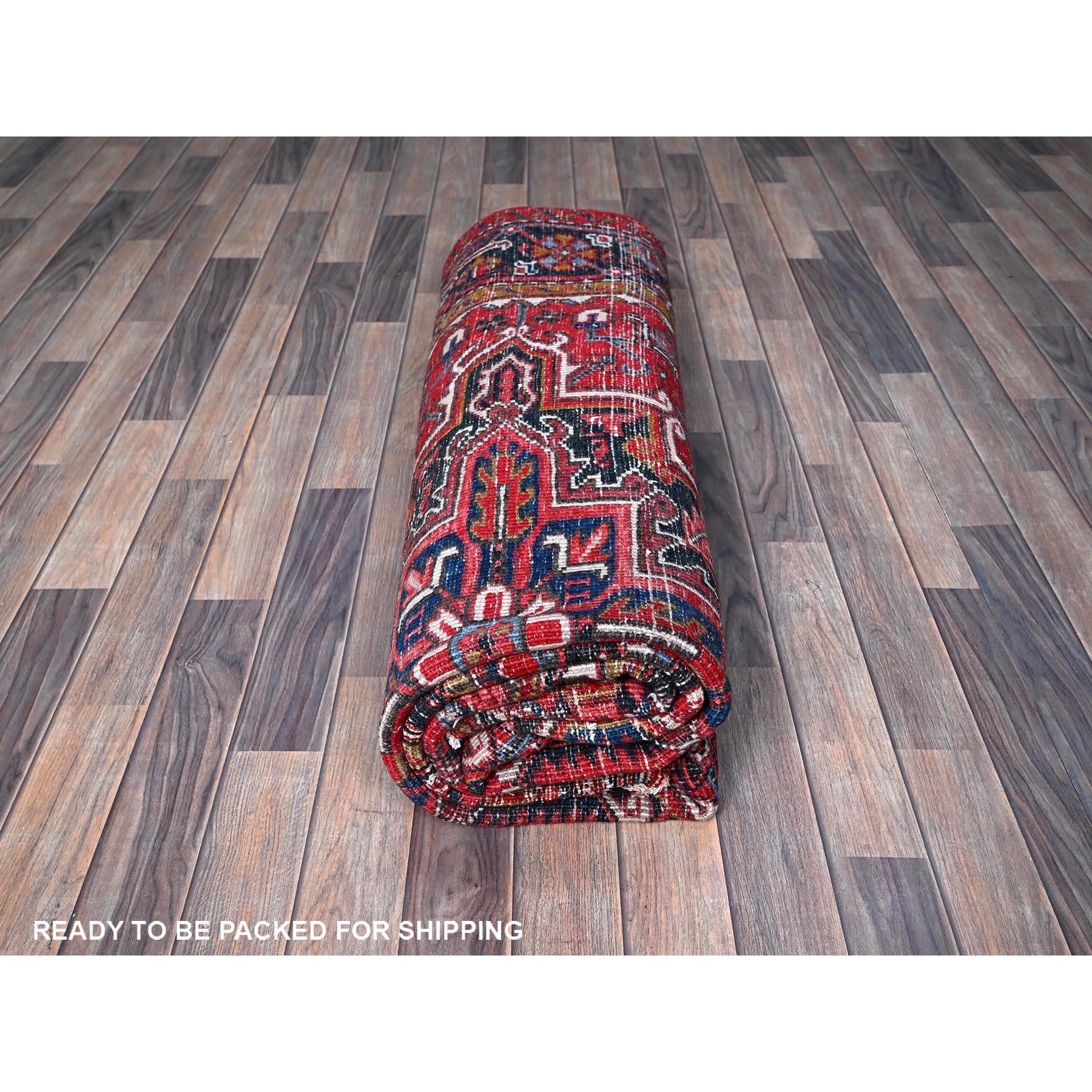 7'x9' Ajax Red Vintage Persian Heriz Tappeto orientale in pura lana annodato a mano in vendita 2
