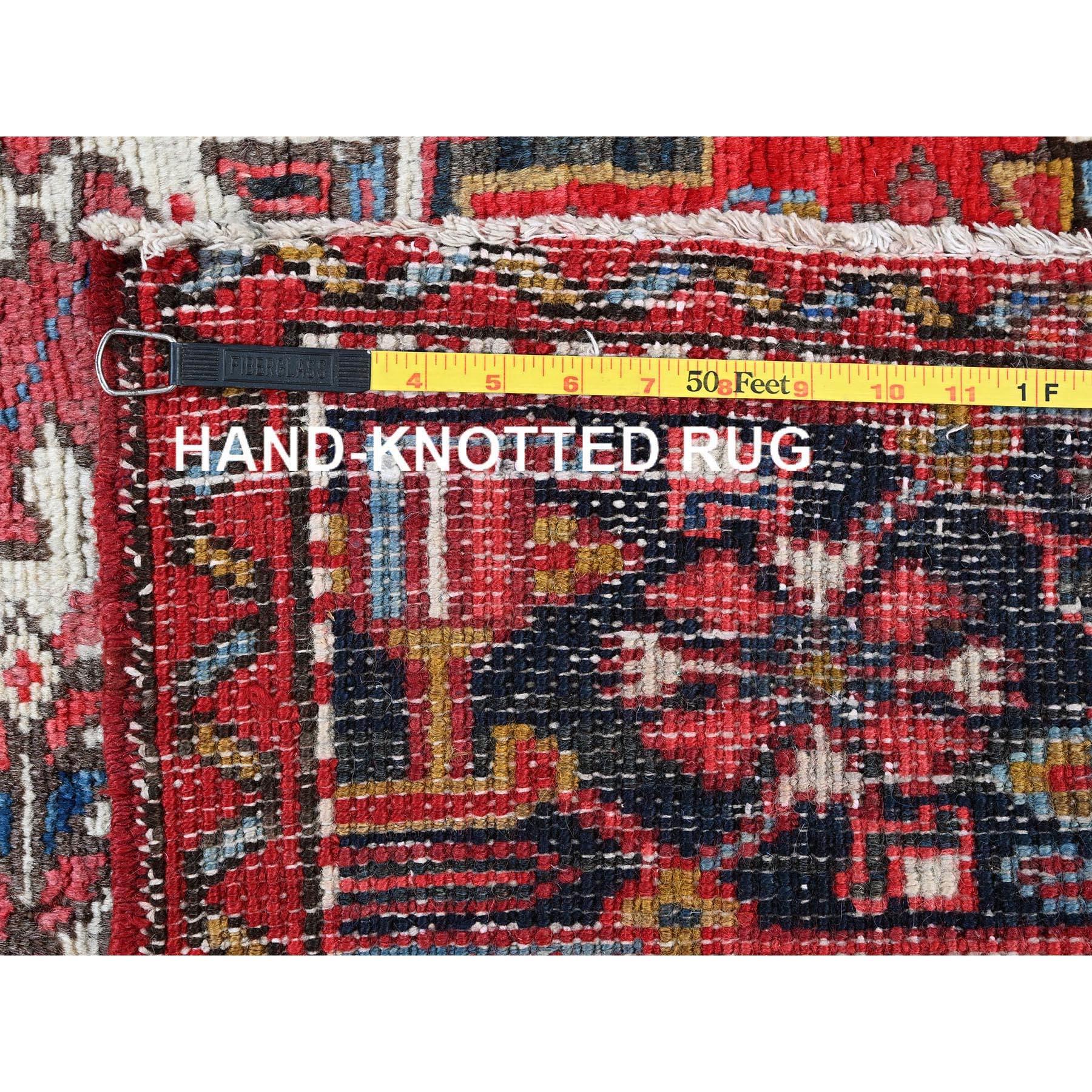 7'x9' Ajax Red Vintage Persian Heriz Tappeto orientale in pura lana annodato a mano in vendita 4