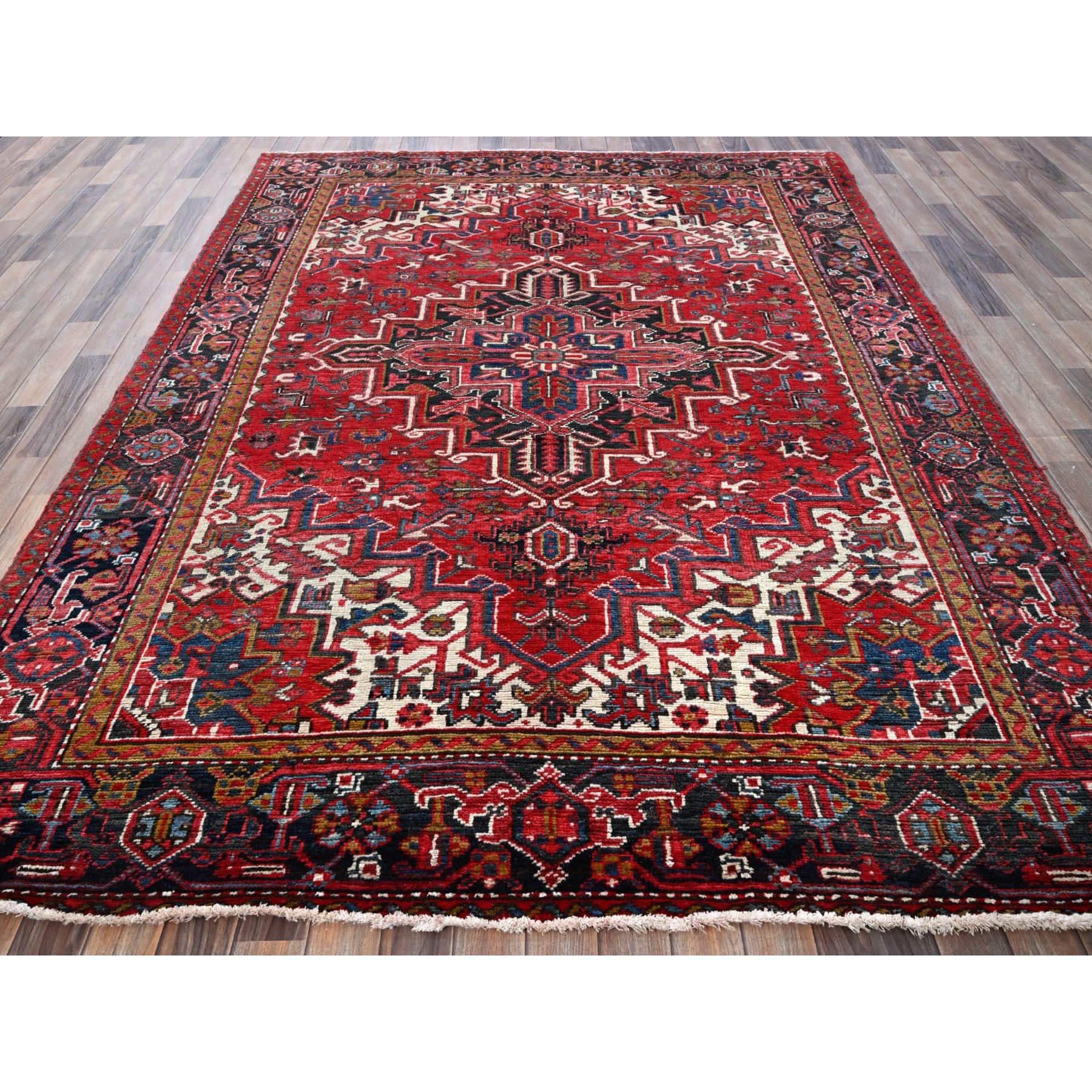 Heriz Serapi 7'x9' Ajax Red Vintage Persian Heriz Tappeto orientale in pura lana annodato a mano in vendita