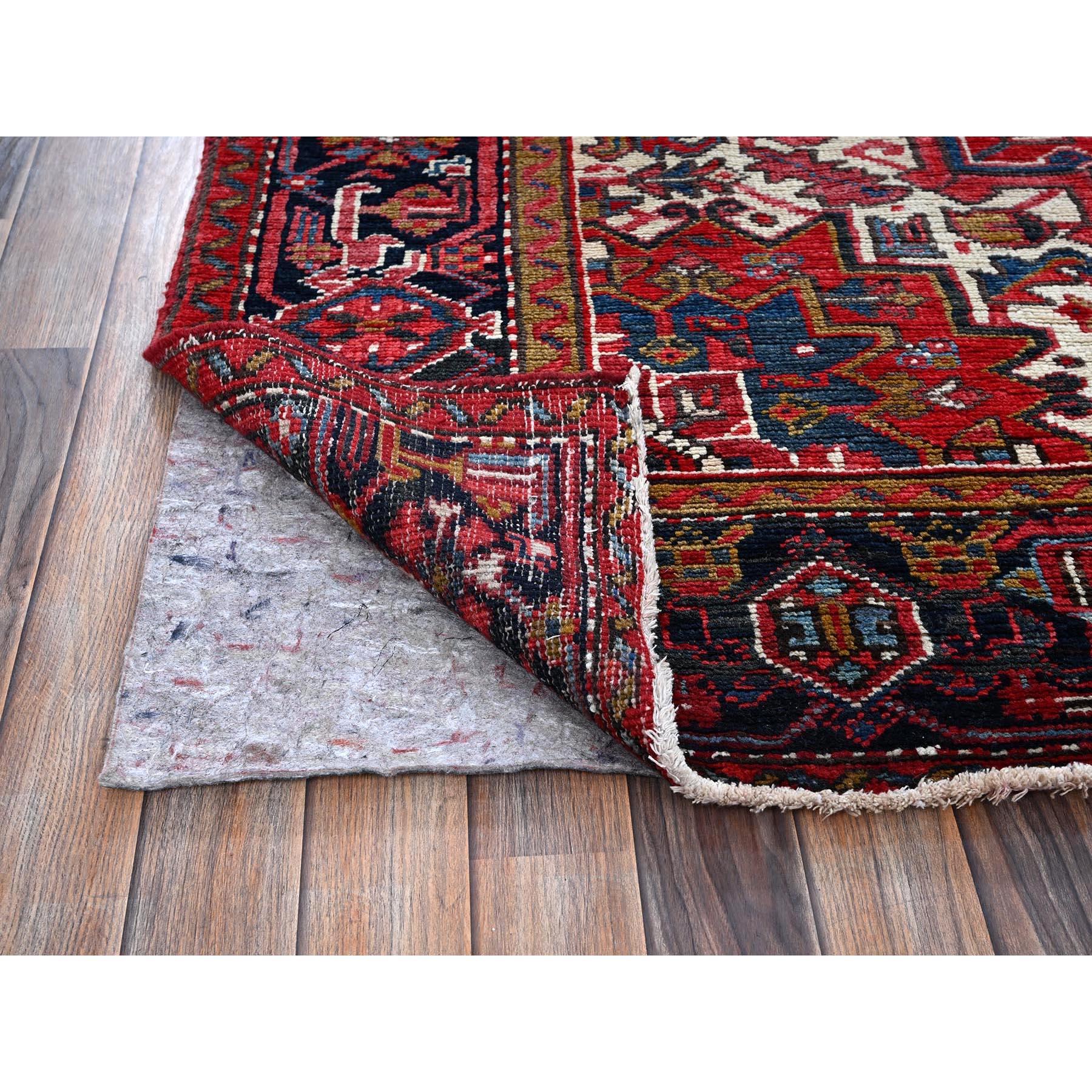 Annodato a mano 7'x9' Ajax Red Vintage Persian Heriz Tappeto orientale in pura lana annodato a mano in vendita