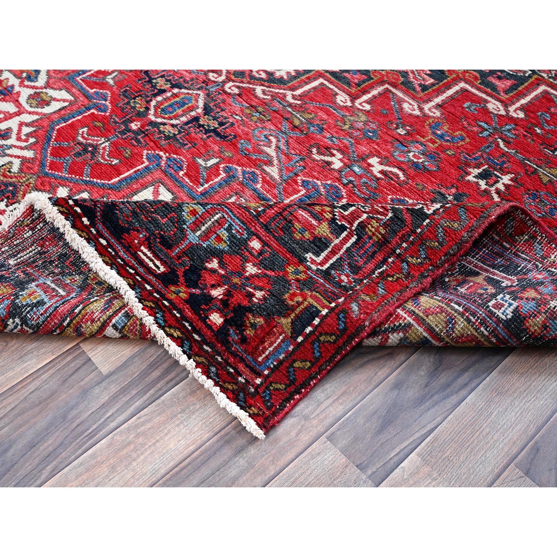 Metà XX secolo 7'x9' Ajax Red Vintage Persian Heriz Tappeto orientale in pura lana annodato a mano in vendita