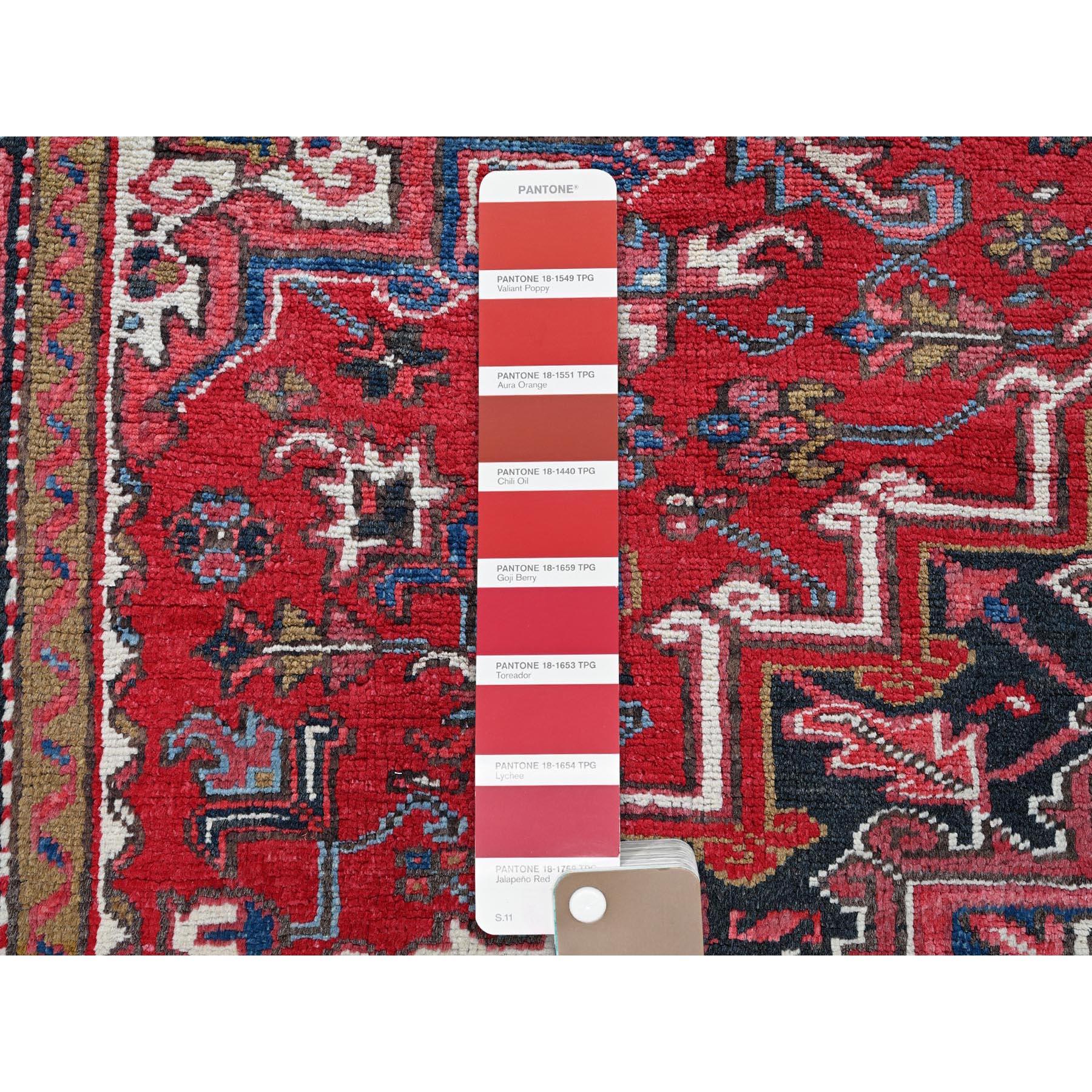 Lana 7'x9' Ajax Red Vintage Persian Heriz Tappeto orientale in pura lana annodato a mano in vendita